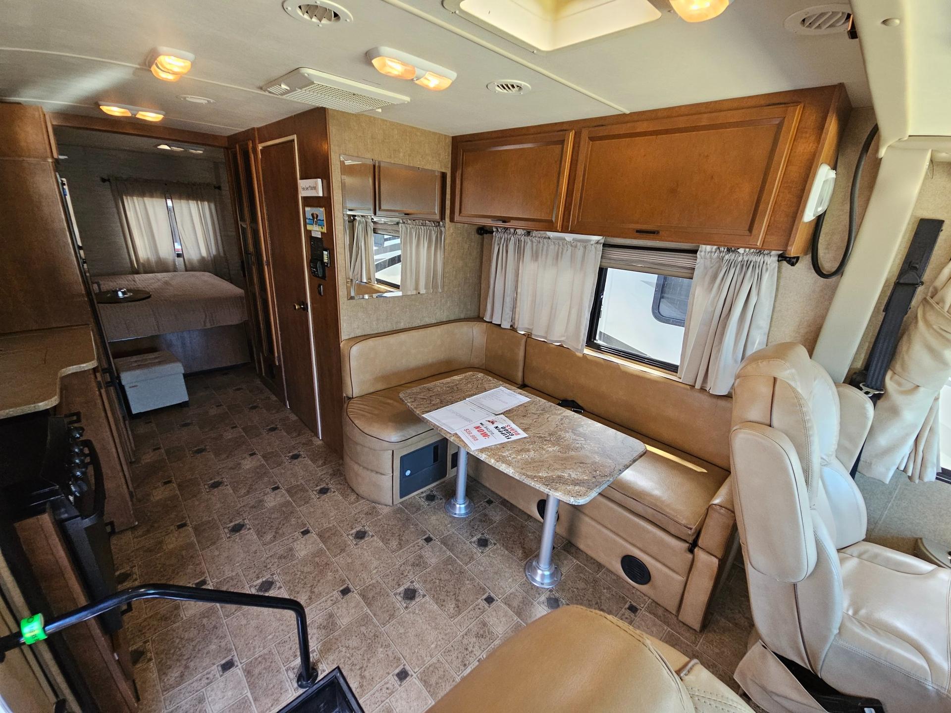 2014 Thor Motor Coach 2014 Thor Motor Coach Hurricane - thumbnail 6
