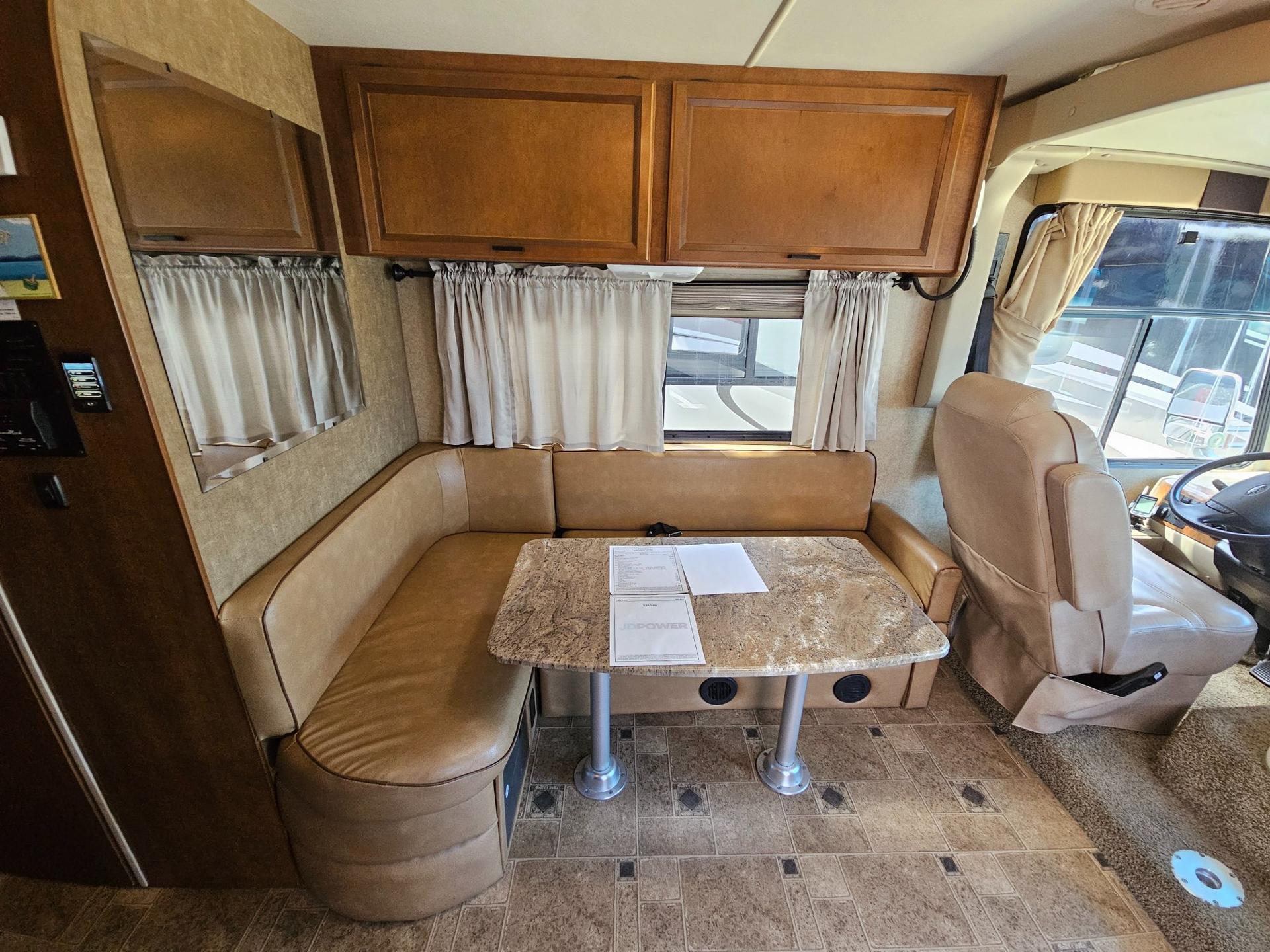 2014 Thor Motor Coach 2014 Thor Motor Coach Hurricane - thumbnail 8