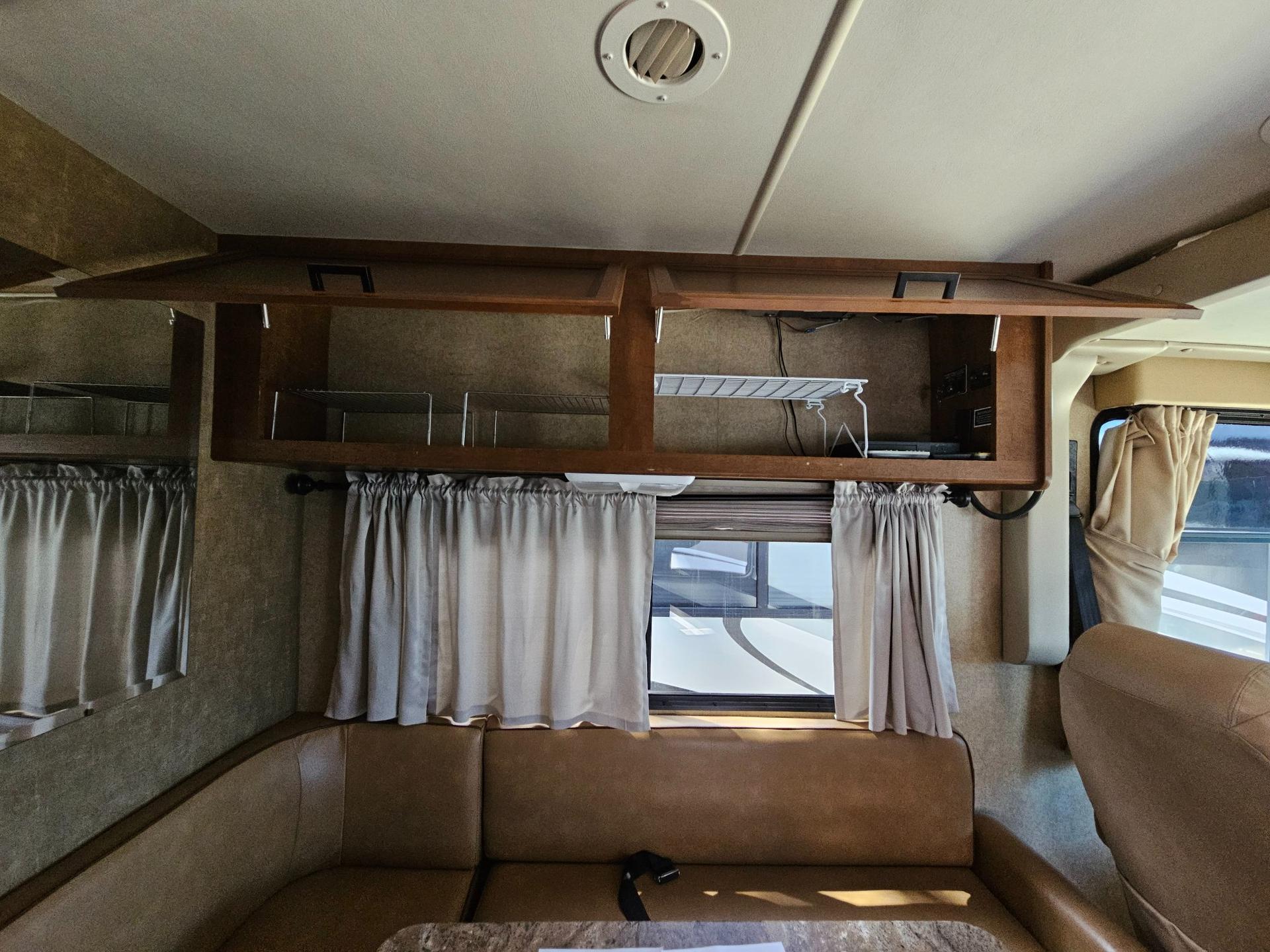 2014 Thor Motor Coach 2014 Thor Motor Coach Hurricane - thumbnail 10