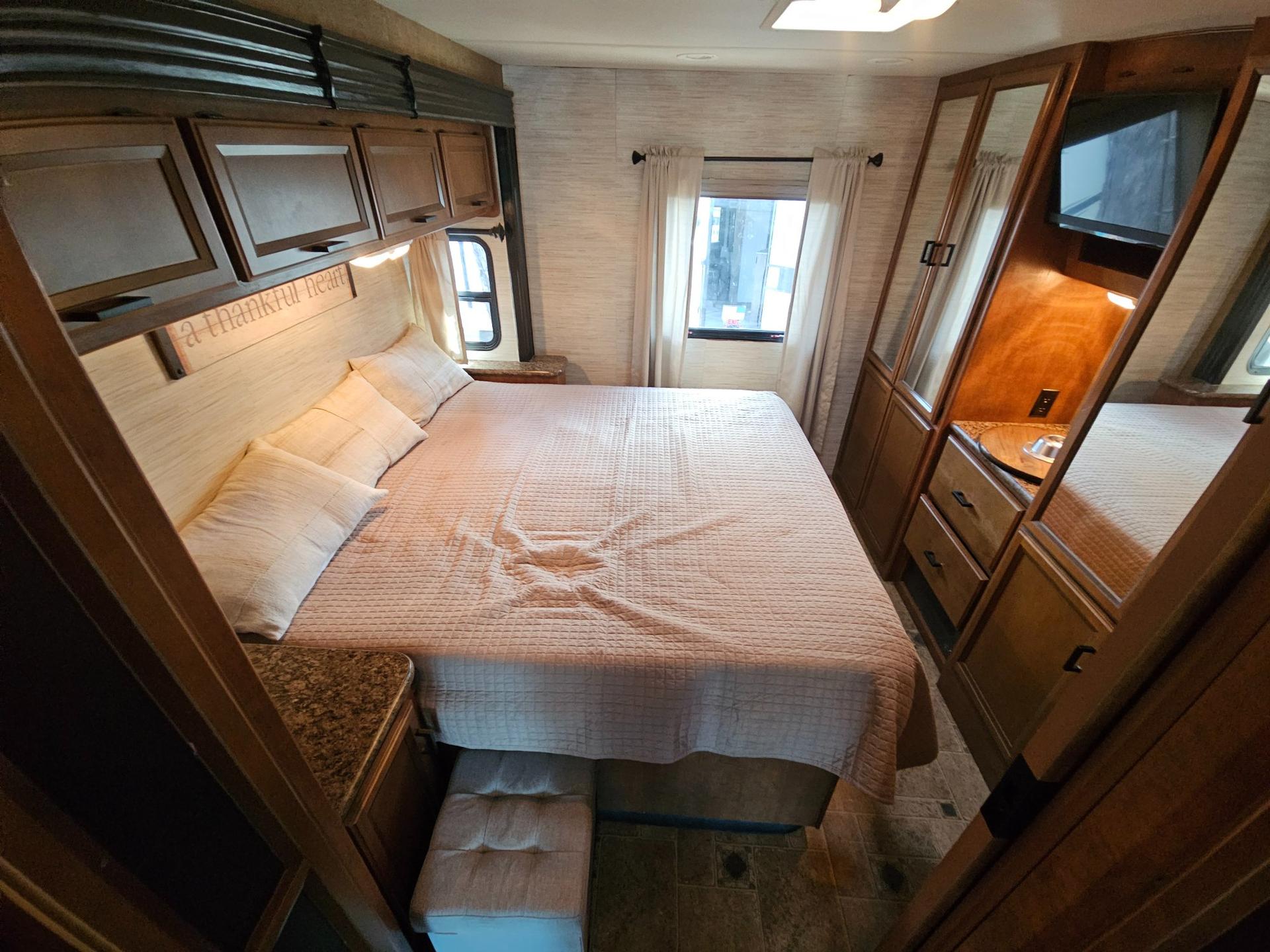 2014 Thor Motor Coach 2014 Thor Motor Coach Hurricane - thumbnail 27