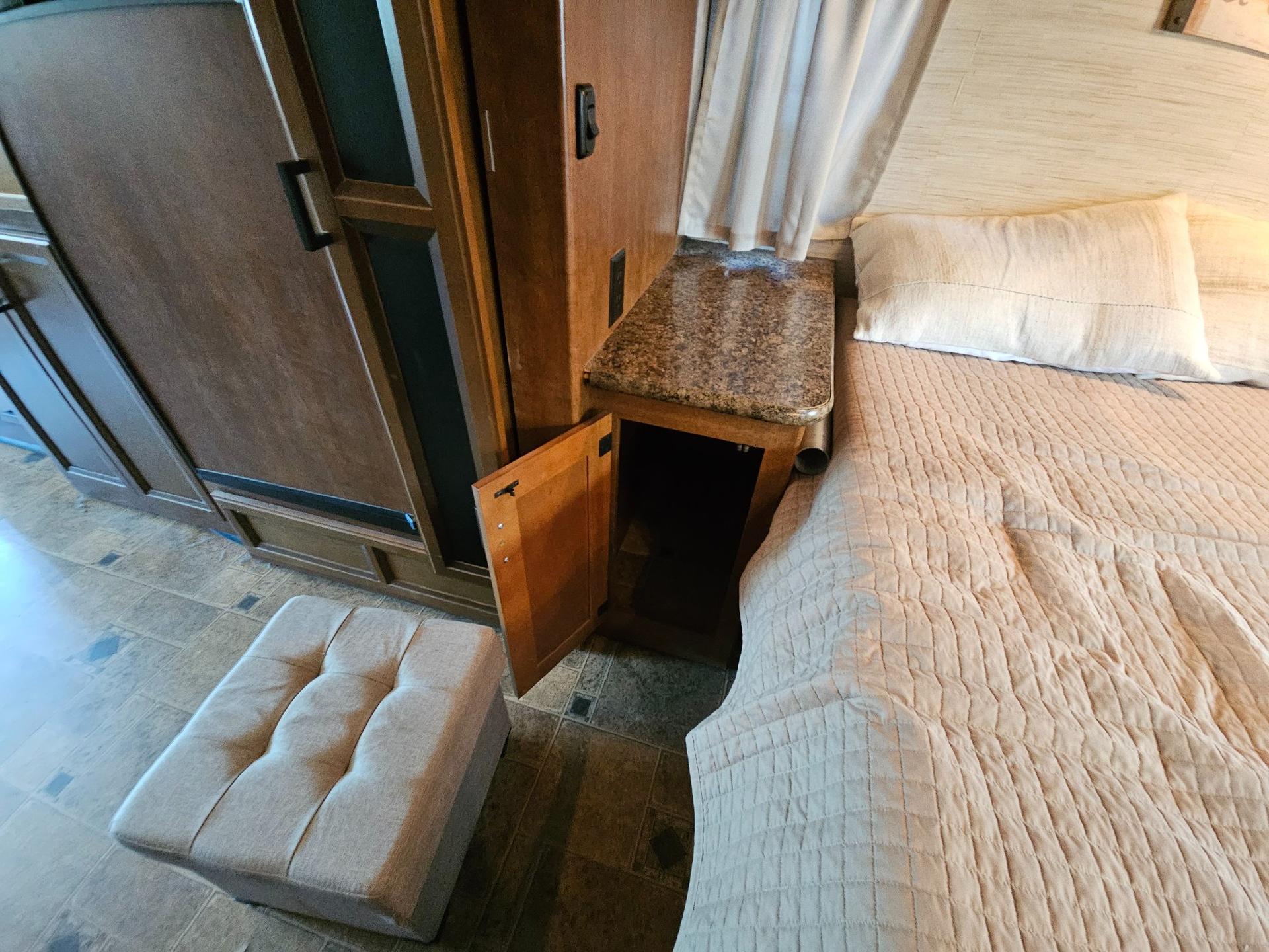 2014 Thor Motor Coach 2014 Thor Motor Coach Hurricane - thumbnail 31