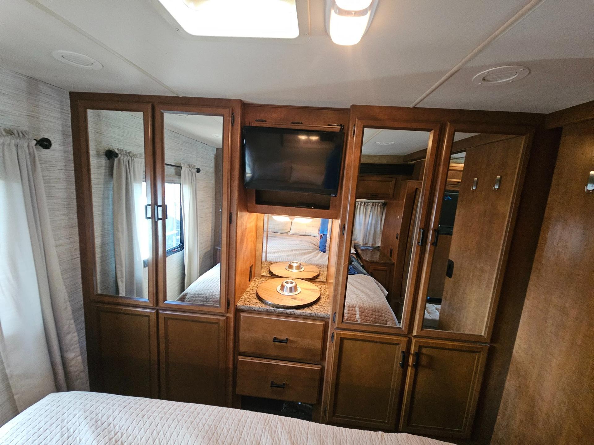 2014 Thor Motor Coach 2014 Thor Motor Coach Hurricane - thumbnail 32