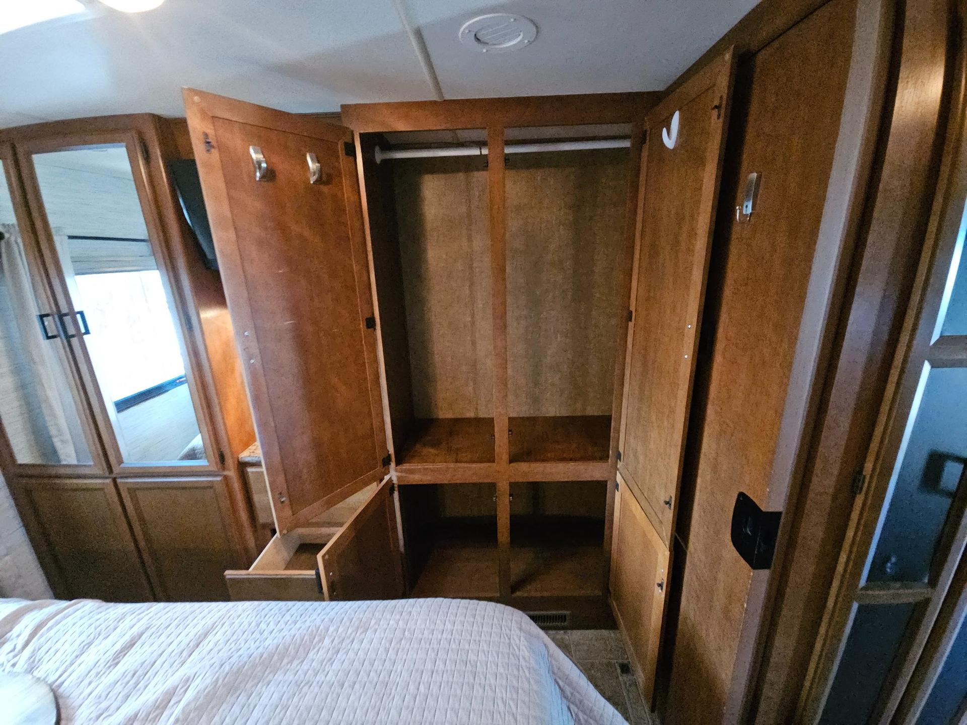 2014 Thor Motor Coach 2014 Thor Motor Coach Hurricane - thumbnail 36