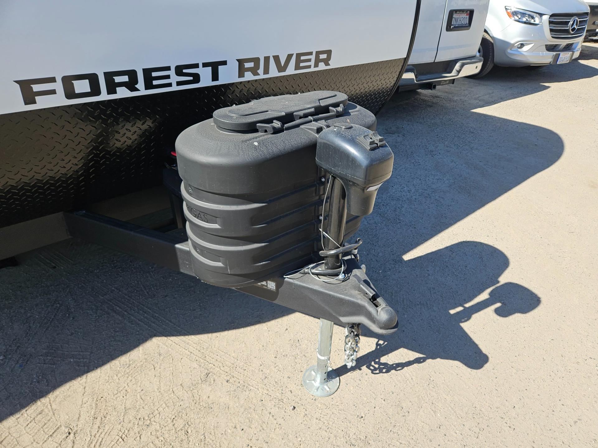 2027 Forest River 2027 Forest River Cherokee Grey Wolf - thumbnail 32