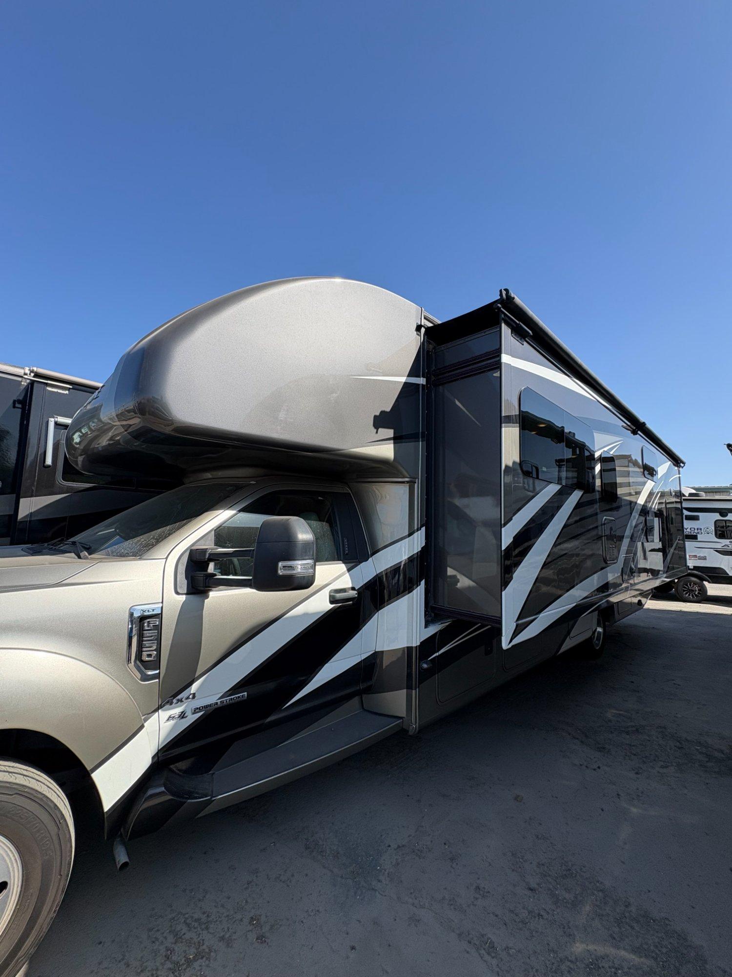 2022 Thor Motor Coach 2022 Thor Motor Coach Magnitude - thumbnail 3