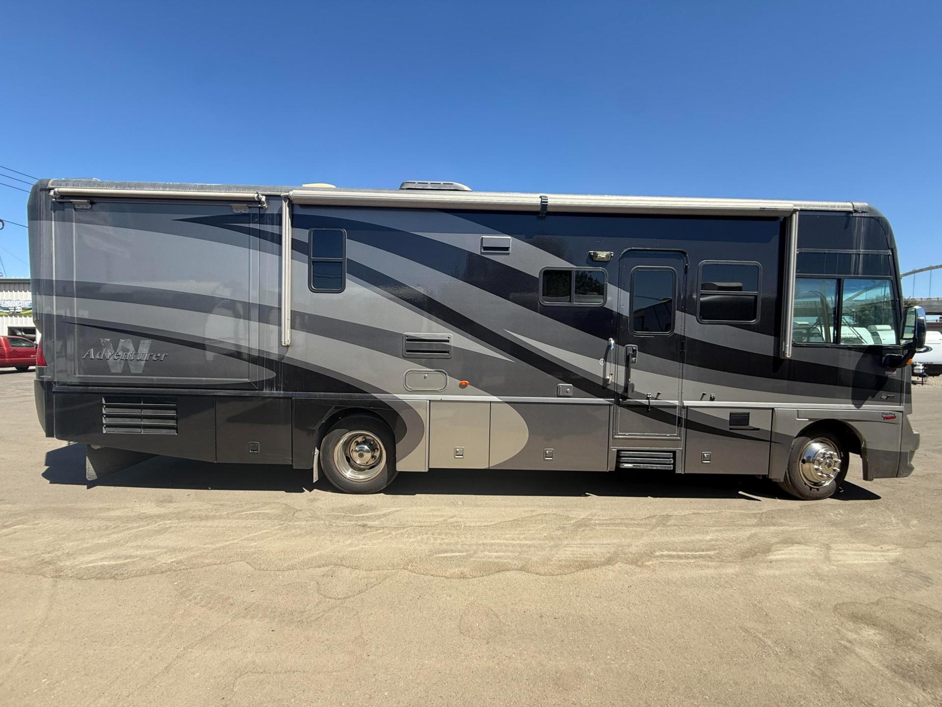 2006 Winnebago Adventurer 33V
