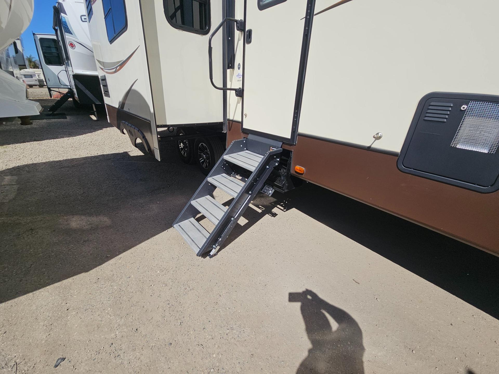 2015 Keystone 2015 Keystone Laredo - thumbnail 48