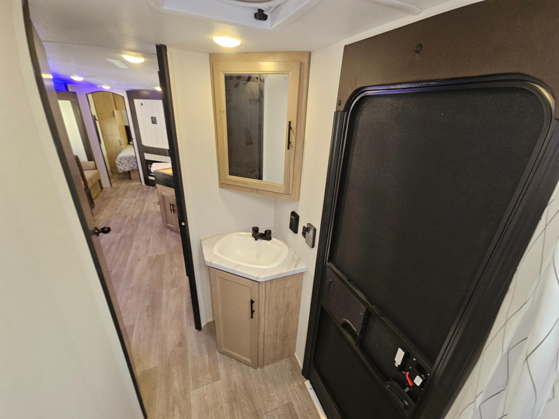 2027 Forest River 2027 Forest River Cherokee Grey Wolf - thumbnail 37