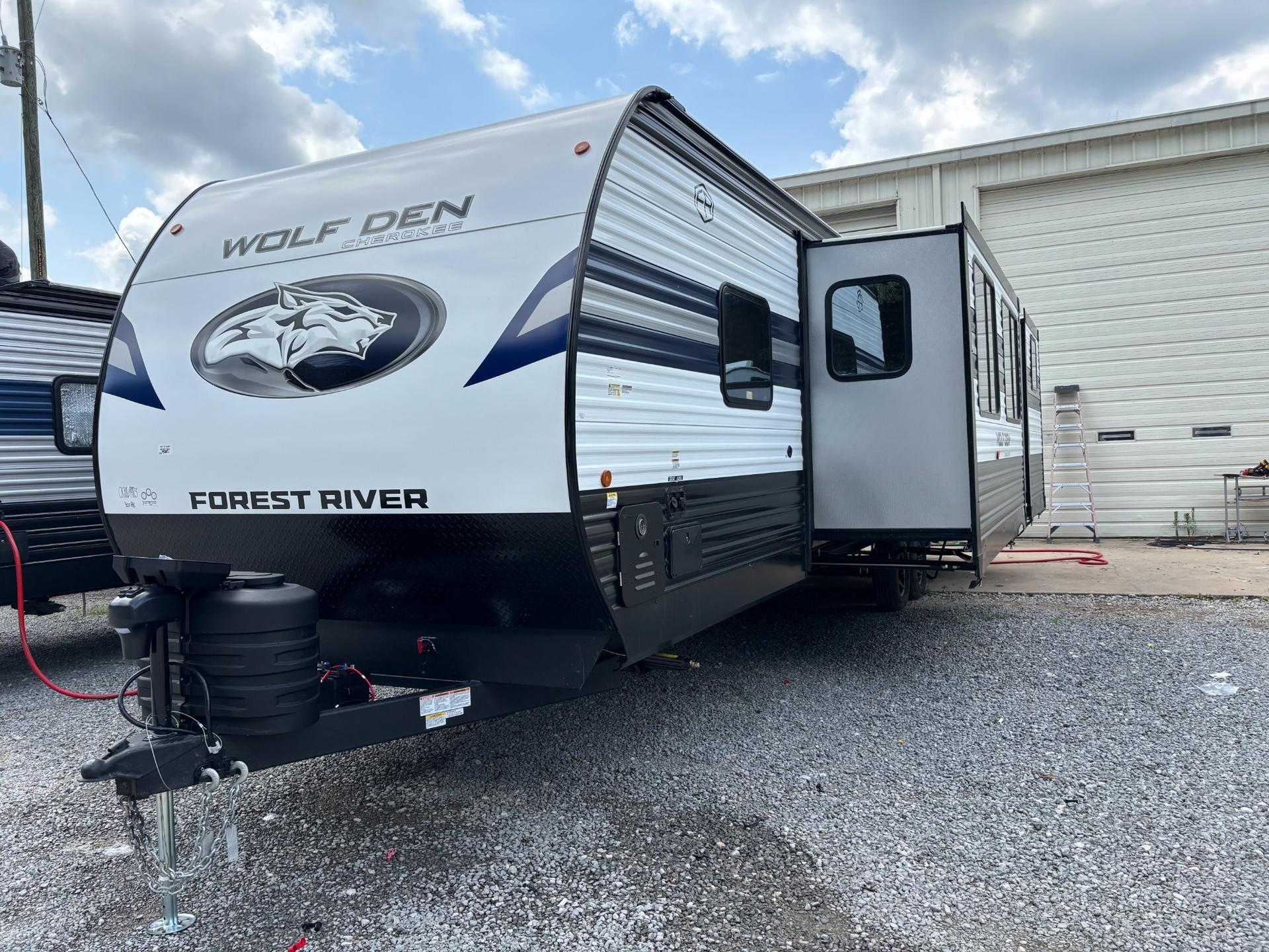 2027 Forest River 2027 Forest River Cherokee Wolf Den - thumbnail 4
