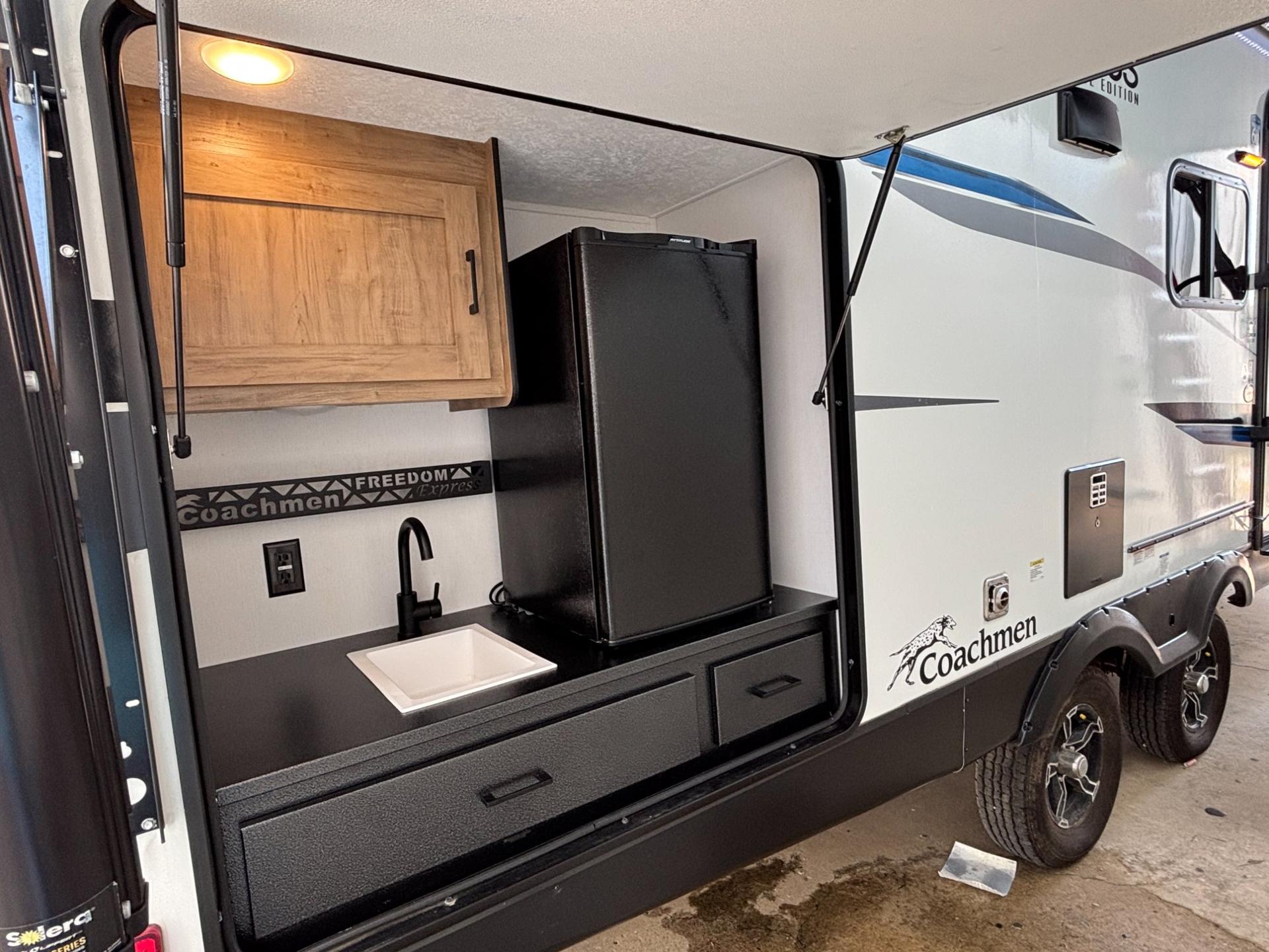 2024 Coachmen 2024 Coachmen Freedom Express Ultra Lite - thumbnail 9