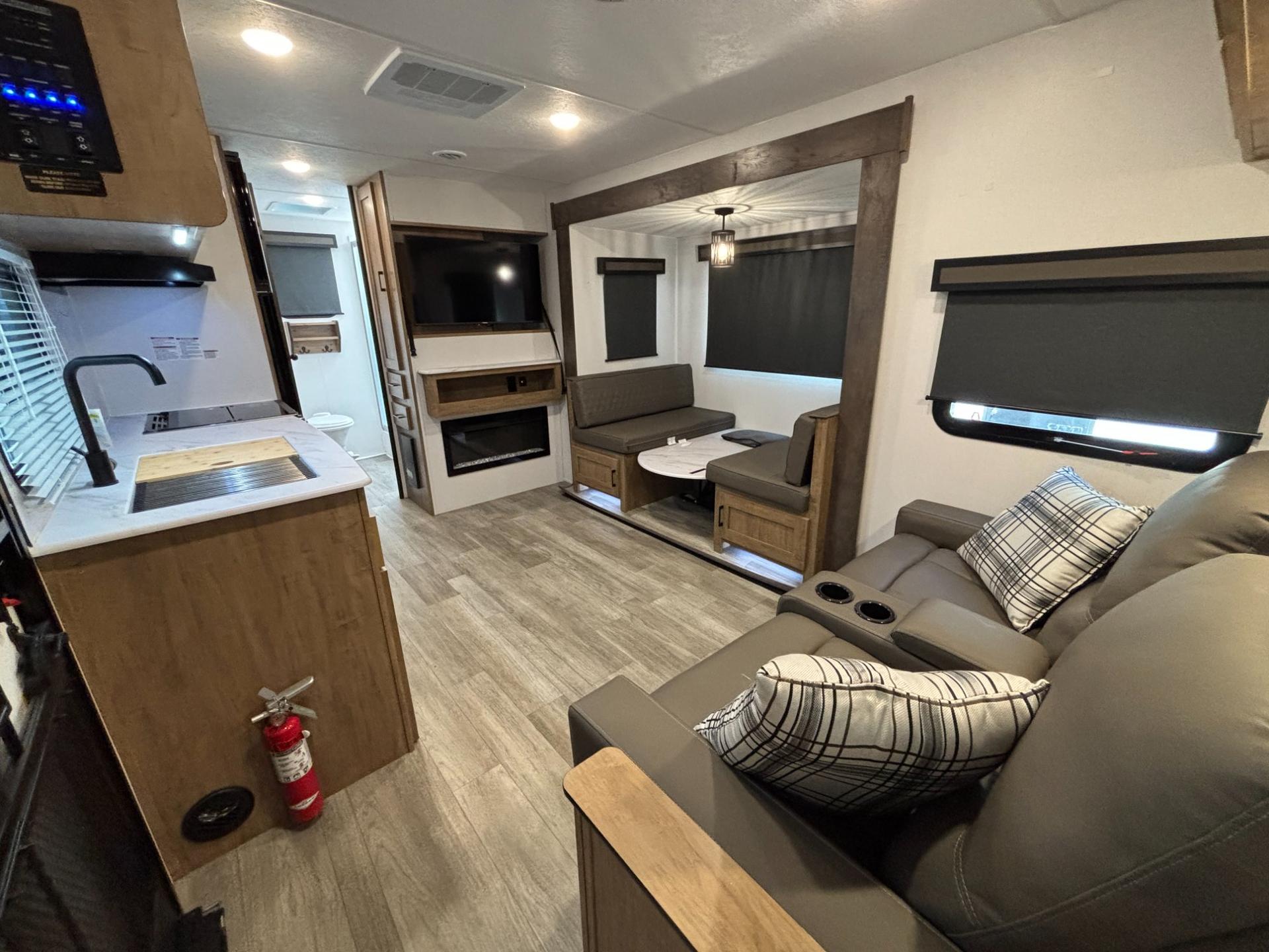 2024 Coachmen 2024 Coachmen Freedom Express Ultra Lite - thumbnail 10