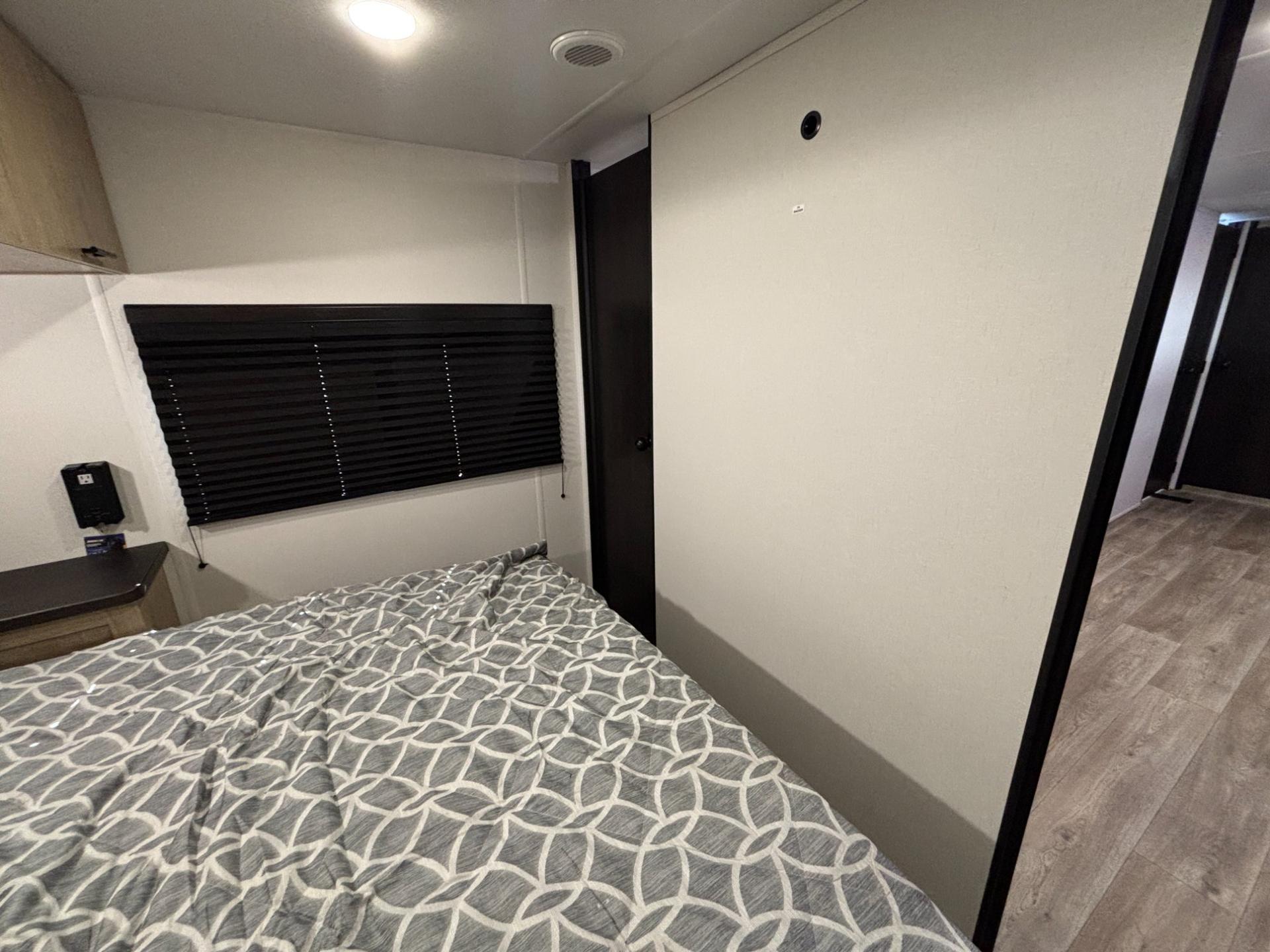 2027 Forest River 2027 Forest River Cherokee Wolf Den - thumbnail 25