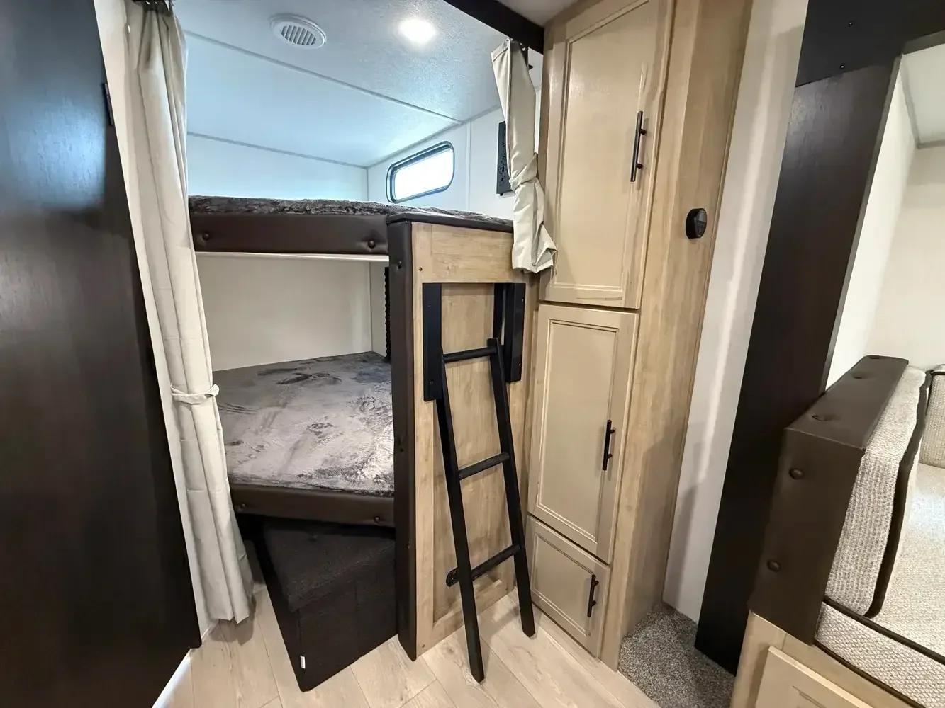 2027 Forest River 2027 Forest River Cherokee Grey Wolf - thumbnail 7