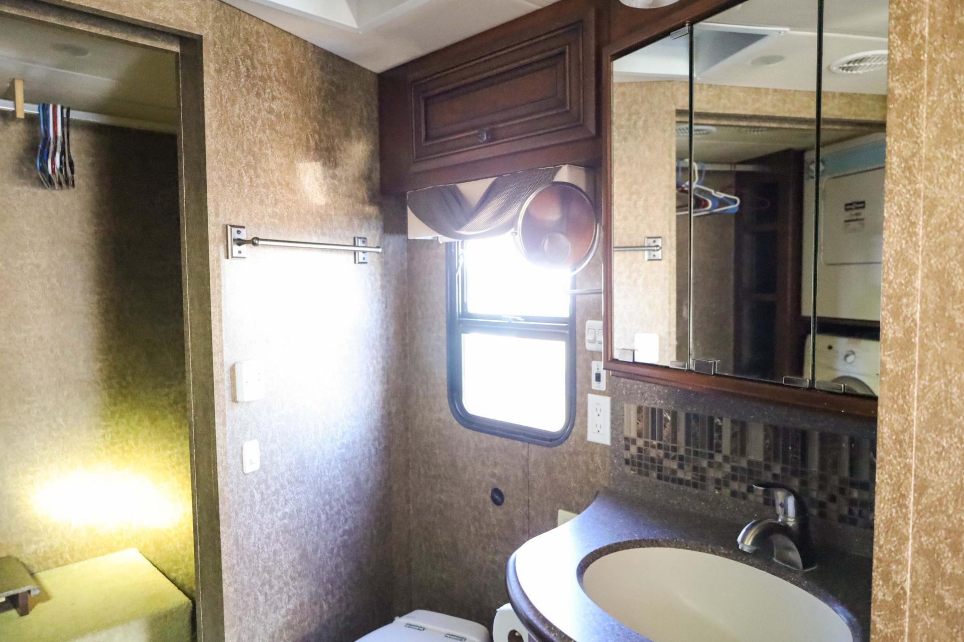 2013 Newmar 2013 Newmar Dutchstar 4347 - thumbnail 34