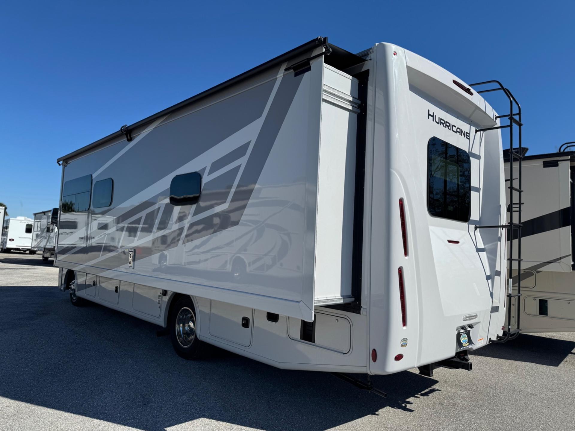 2026 Thor Motor Coach 2026 Thor Motor Coach Hurricane - thumbnail 4