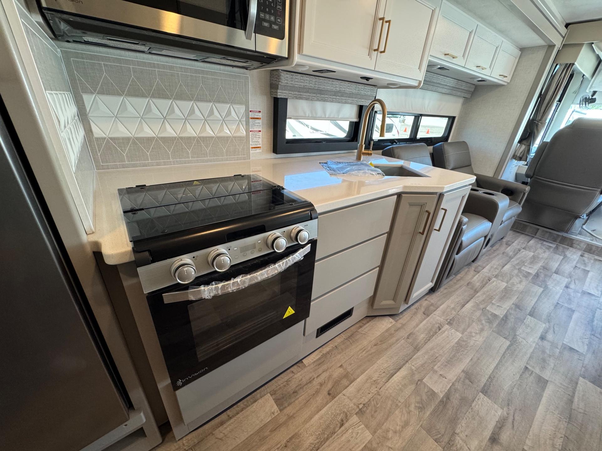 2026 Thor Motor Coach 2026 Thor Motor Coach Hurricane - thumbnail 12