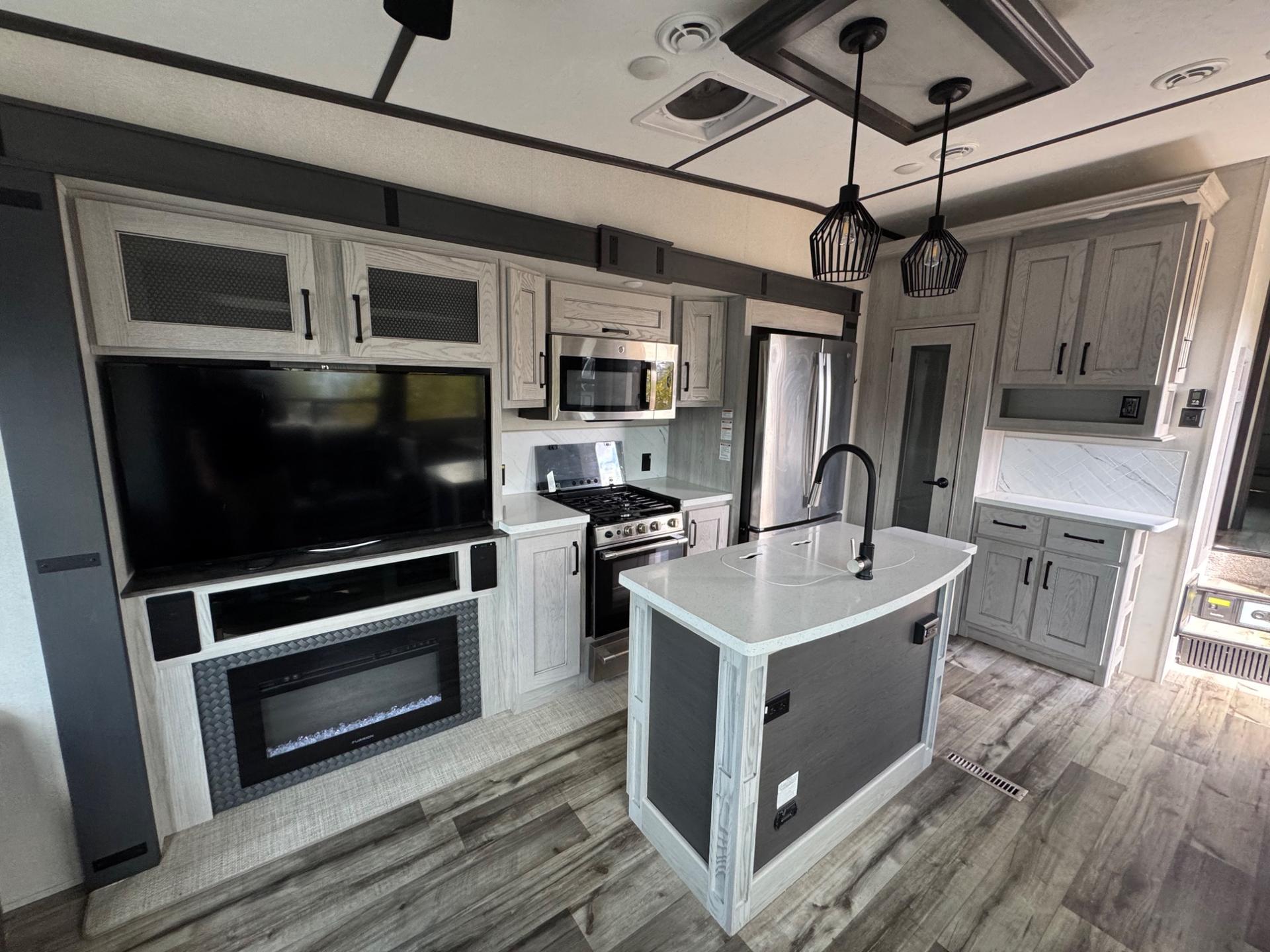 2022 Keystone 2022 Keystone Montana High Country - thumbnail 8