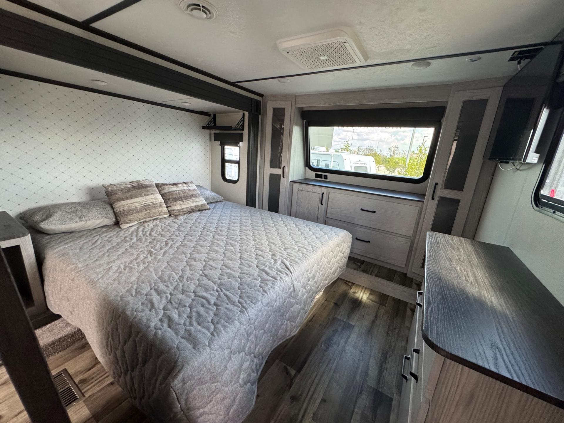 2022 Keystone 2022 Keystone Montana High Country - thumbnail 18