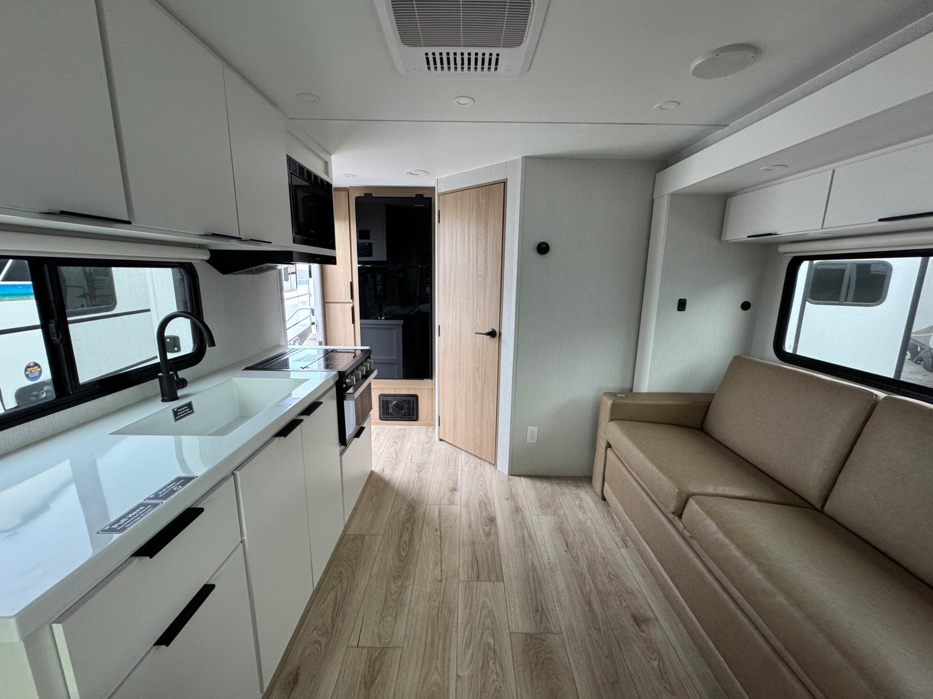 2026 Winnebago 2026 Winnebago Thrive - thumbnail 6