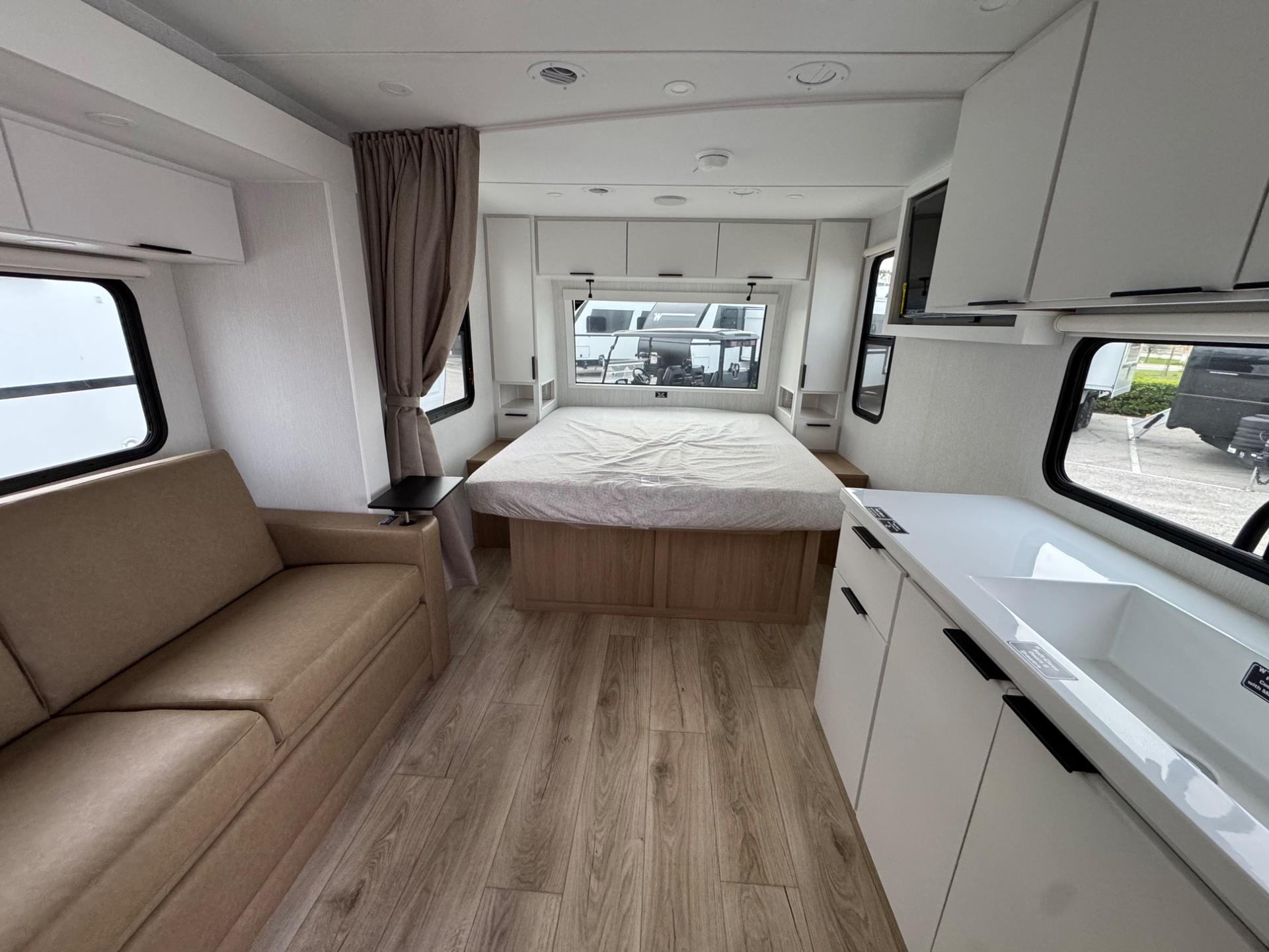 2026 Winnebago 2026 Winnebago Thrive - thumbnail 7