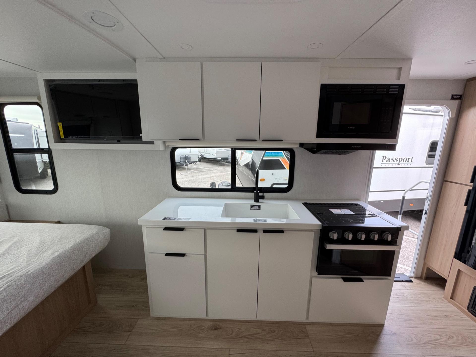 2026 Winnebago 2026 Winnebago Thrive - thumbnail 8