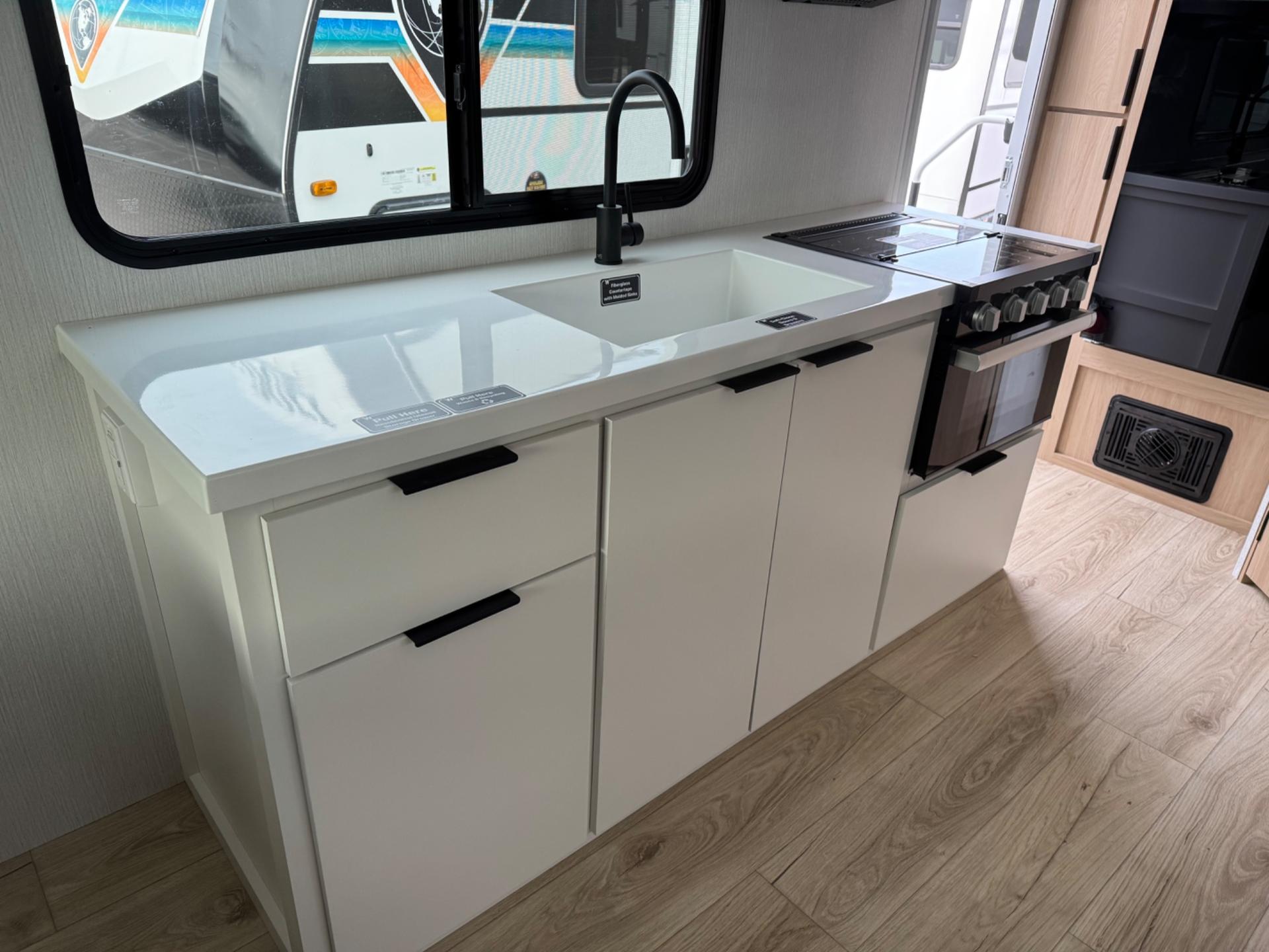 2026 Winnebago 2026 Winnebago Thrive - thumbnail 9