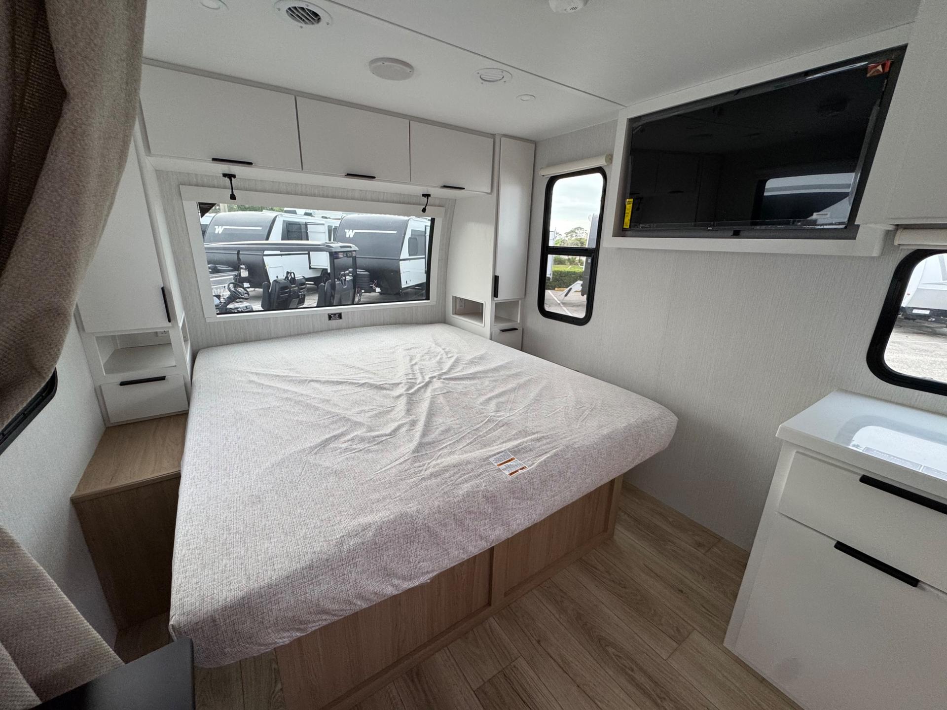 2026 Winnebago 2026 Winnebago Thrive - thumbnail 13