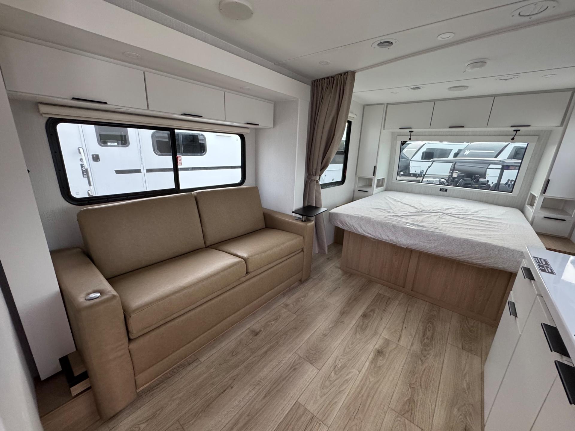 2026 Winnebago 2026 Winnebago Thrive - thumbnail 16