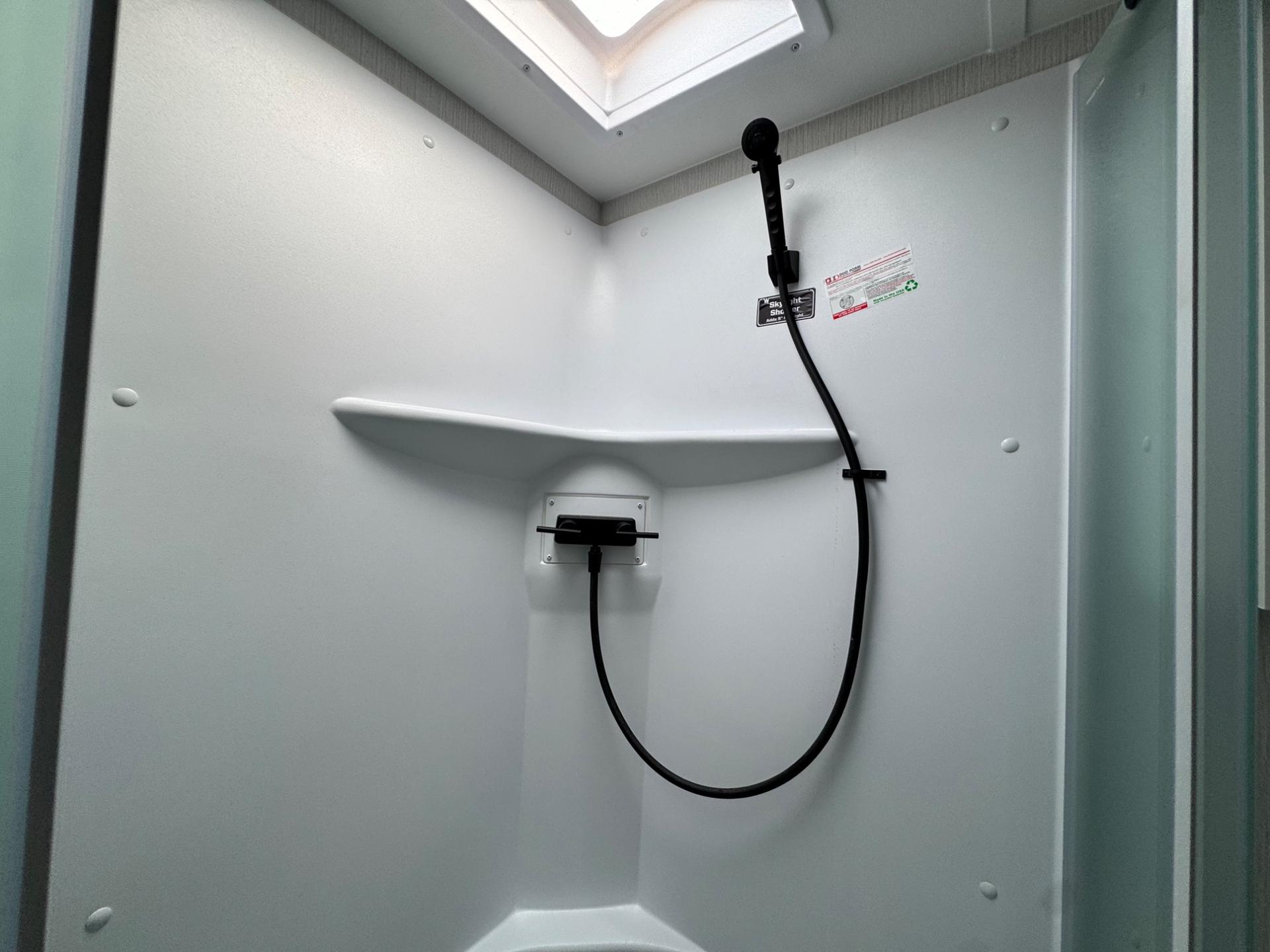 2026 Winnebago 2026 Winnebago Thrive - thumbnail 18