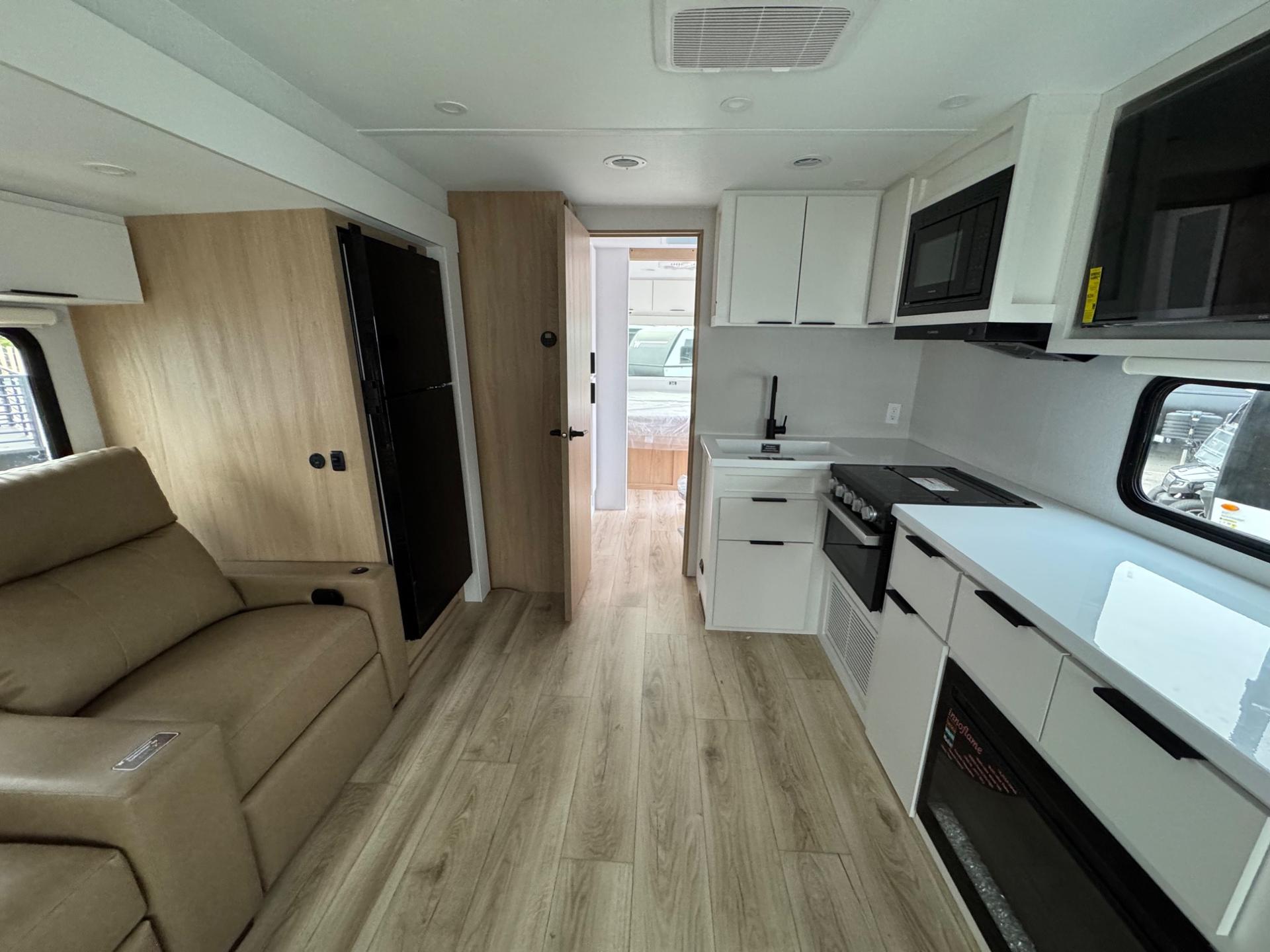 2026 Winnebago 2026 Winnebago Thrive - thumbnail 7