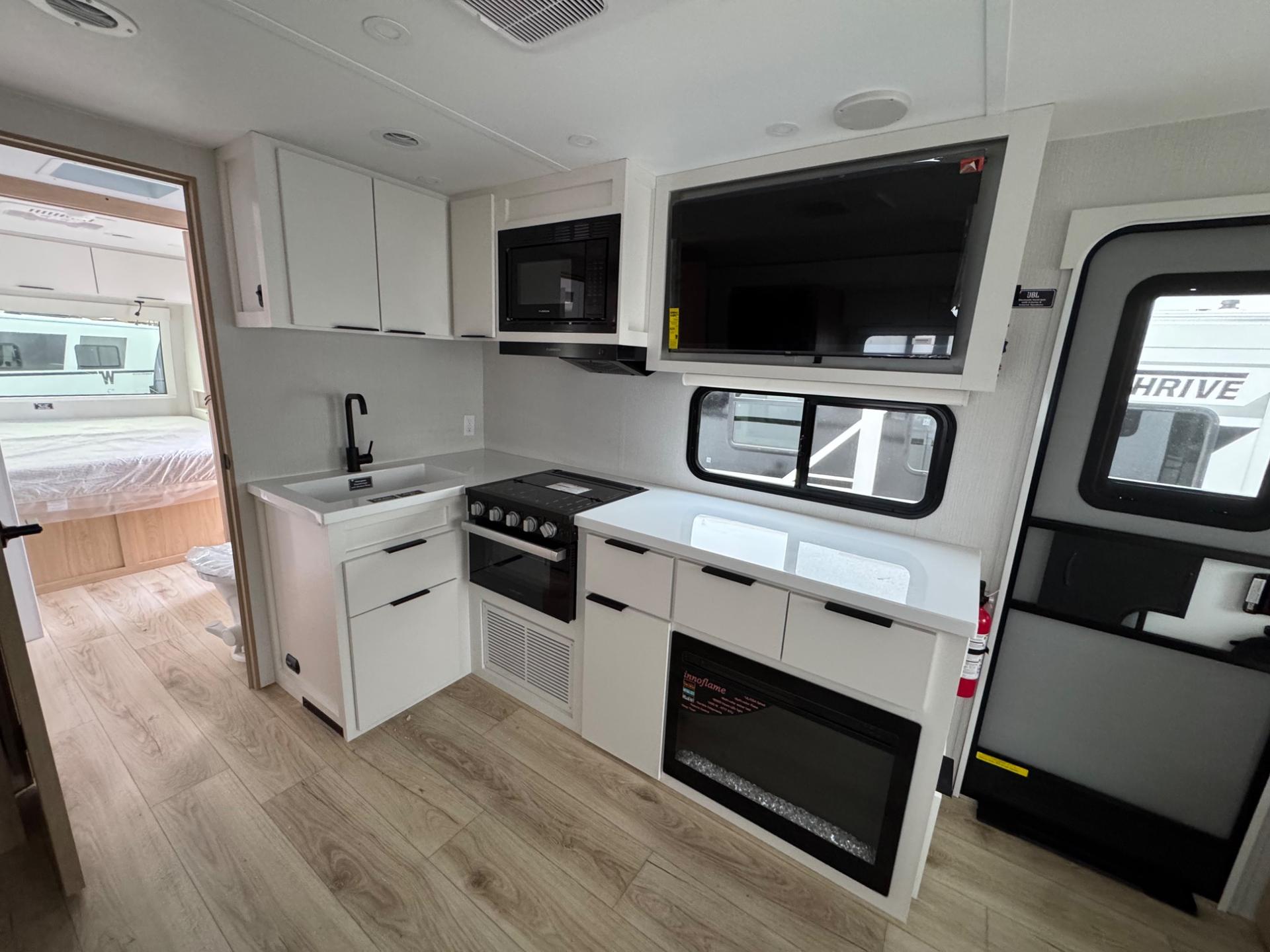 2026 Winnebago 2026 Winnebago Thrive - thumbnail 8