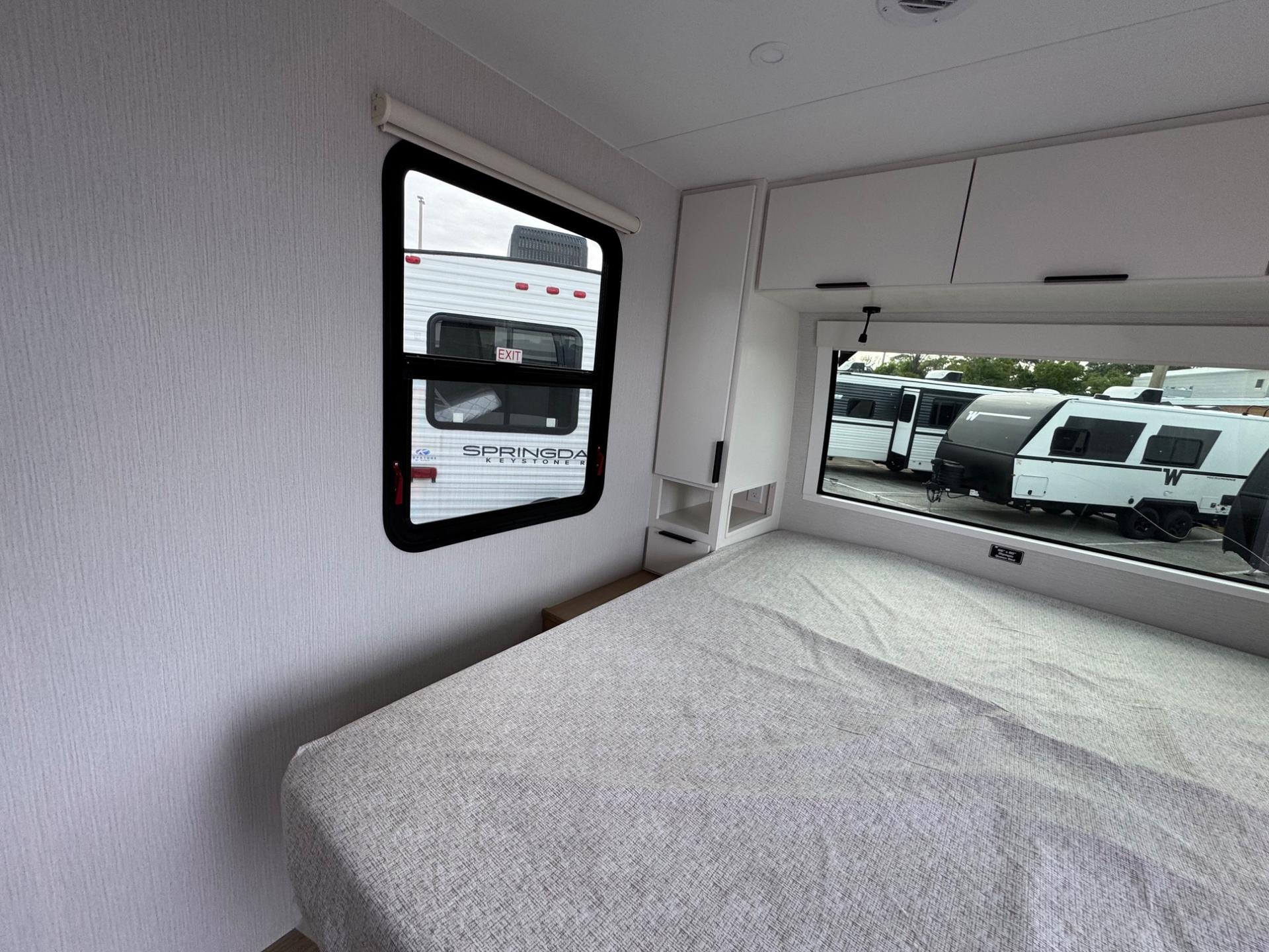 2026 Winnebago 2026 Winnebago Thrive - thumbnail 18