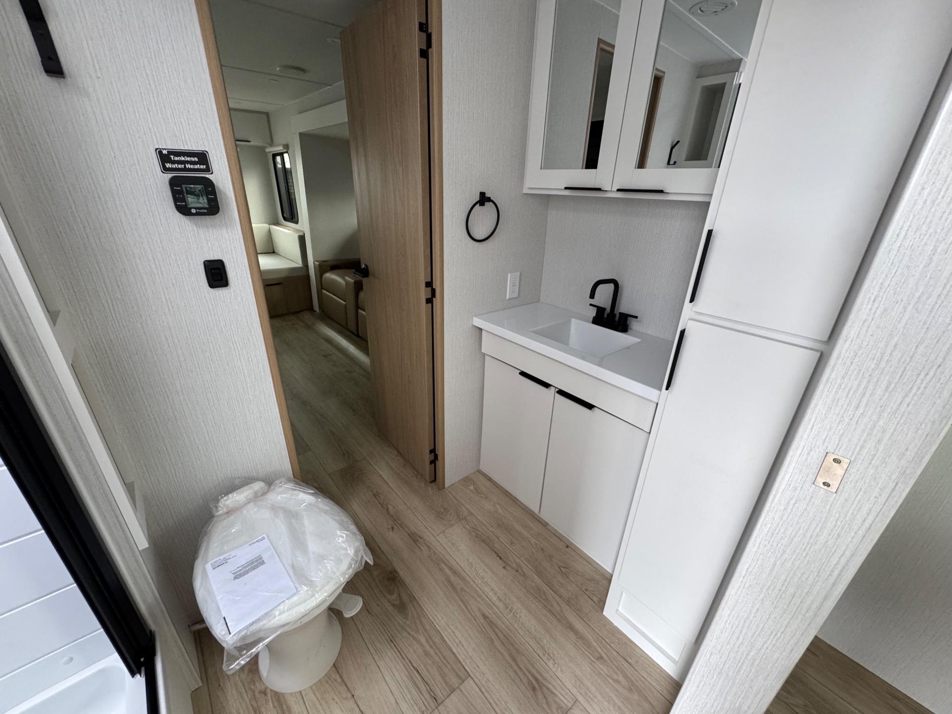 2026 Winnebago 2026 Winnebago Thrive - thumbnail 20