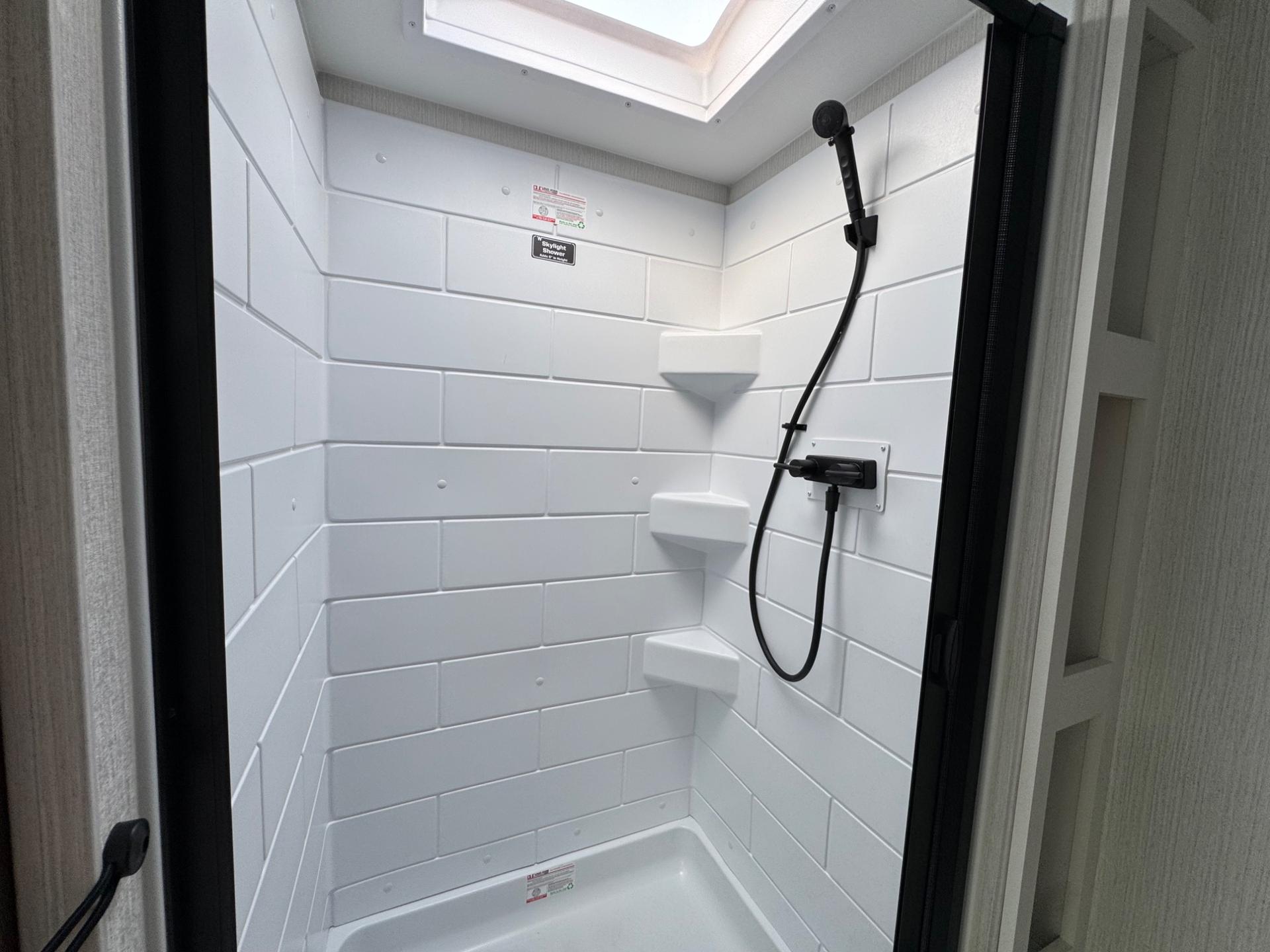 2026 Winnebago 2026 Winnebago Thrive - thumbnail 21