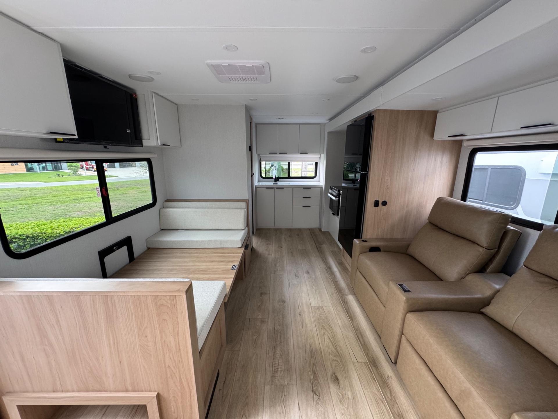 2026 Winnebago 2026 Winnebago Thrive - thumbnail 5