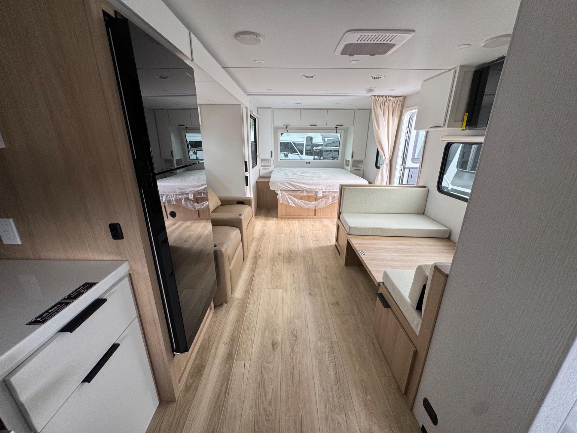 2026 Winnebago 2026 Winnebago Thrive - thumbnail 6