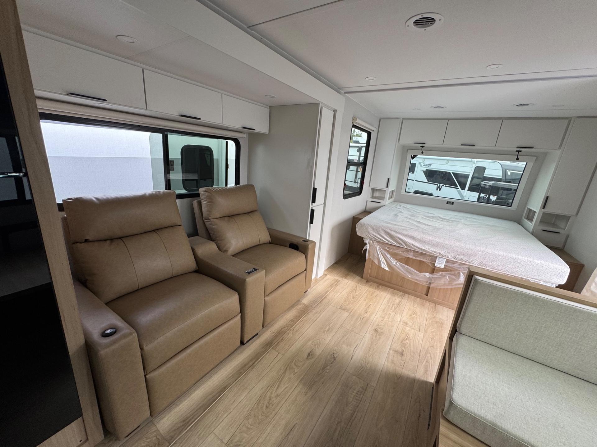 2026 Winnebago 2026 Winnebago Thrive - thumbnail 12