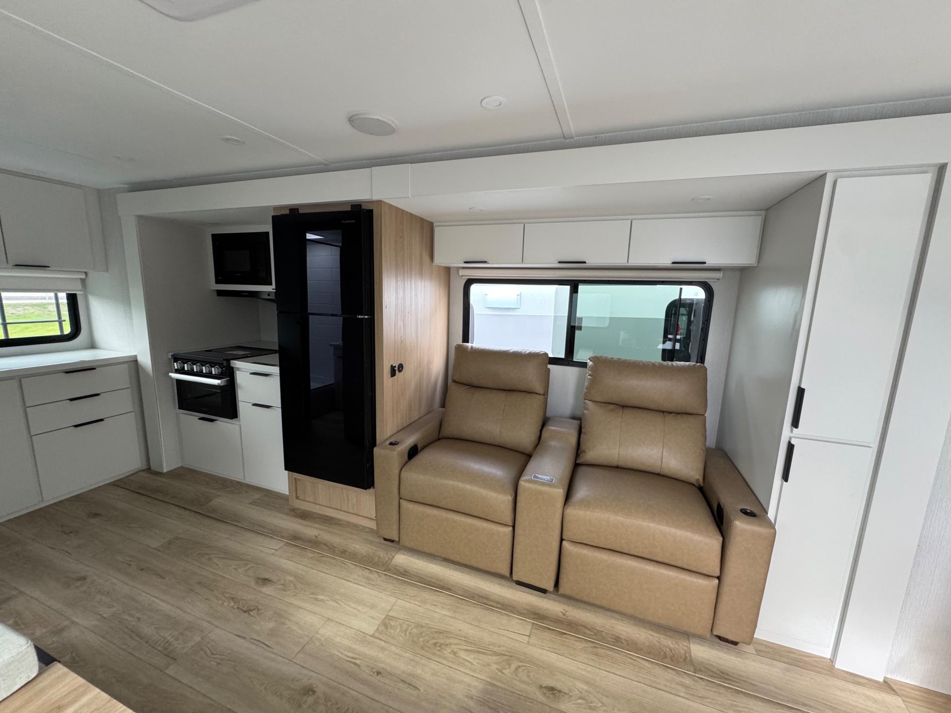 2026 Winnebago 2026 Winnebago Thrive - thumbnail 13