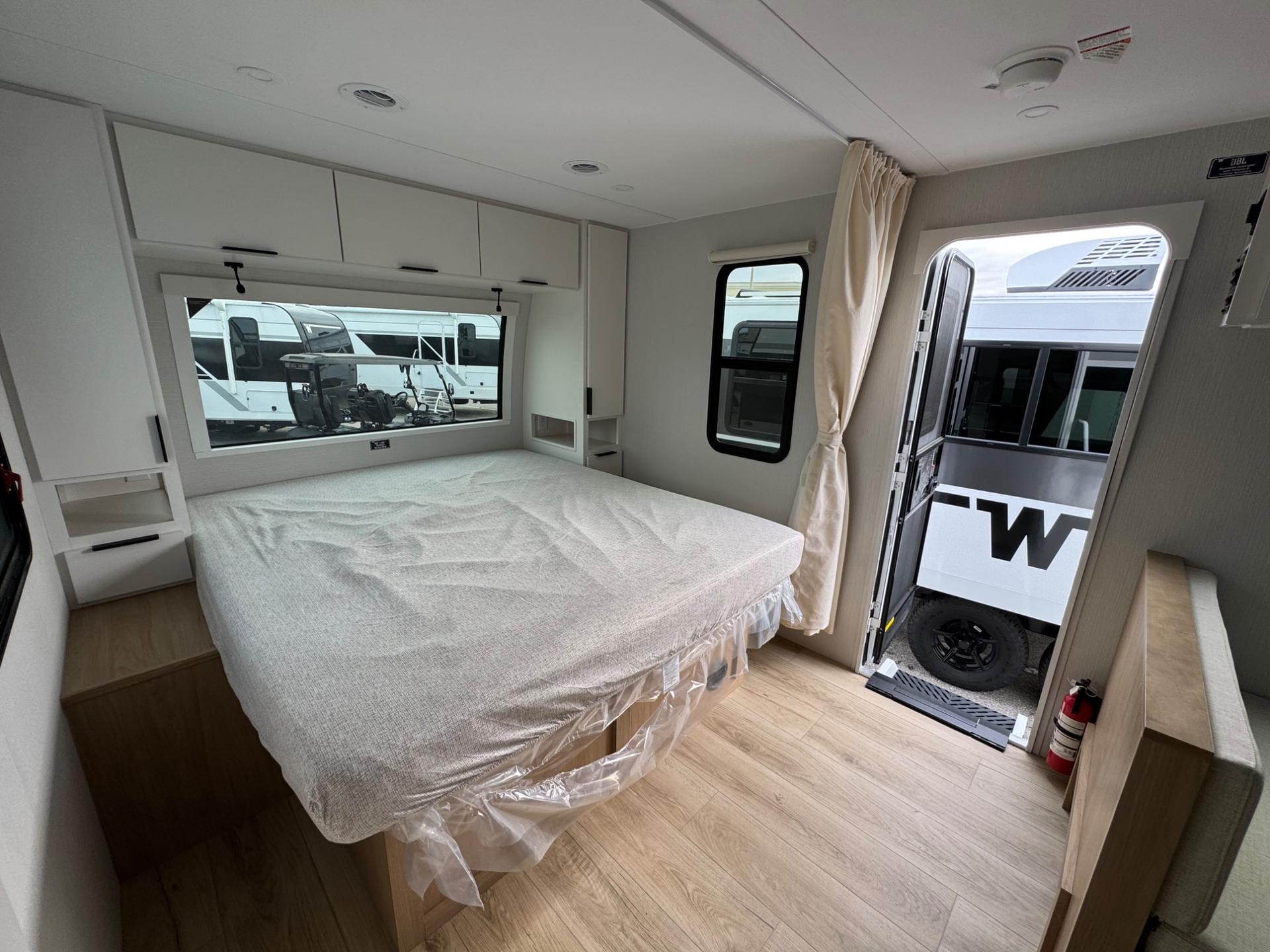 2026 Winnebago 2026 Winnebago Thrive - thumbnail 15