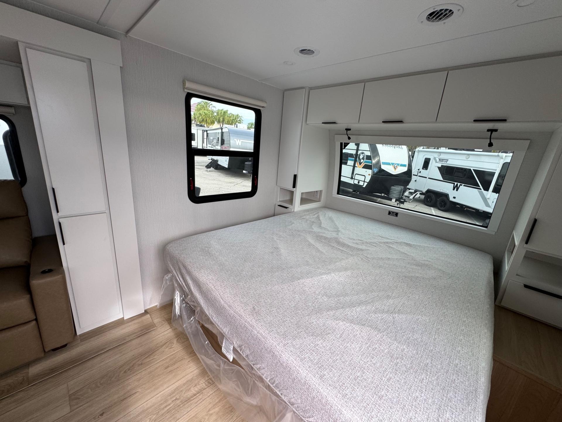 2026 Winnebago 2026 Winnebago Thrive - thumbnail 16