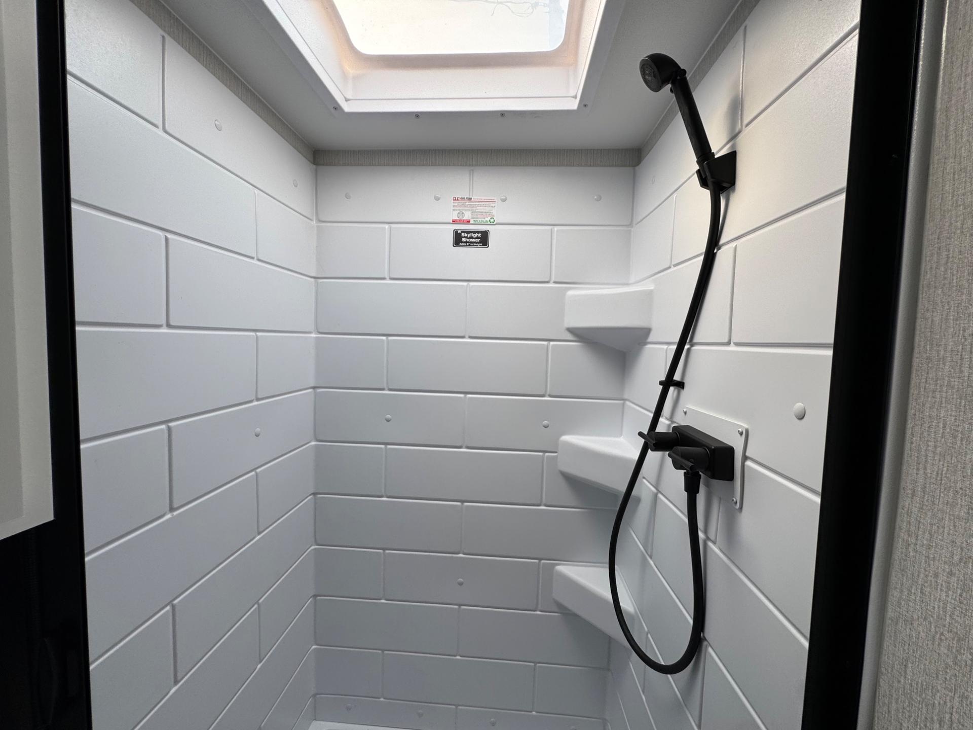 2026 Winnebago 2026 Winnebago Thrive - thumbnail 18