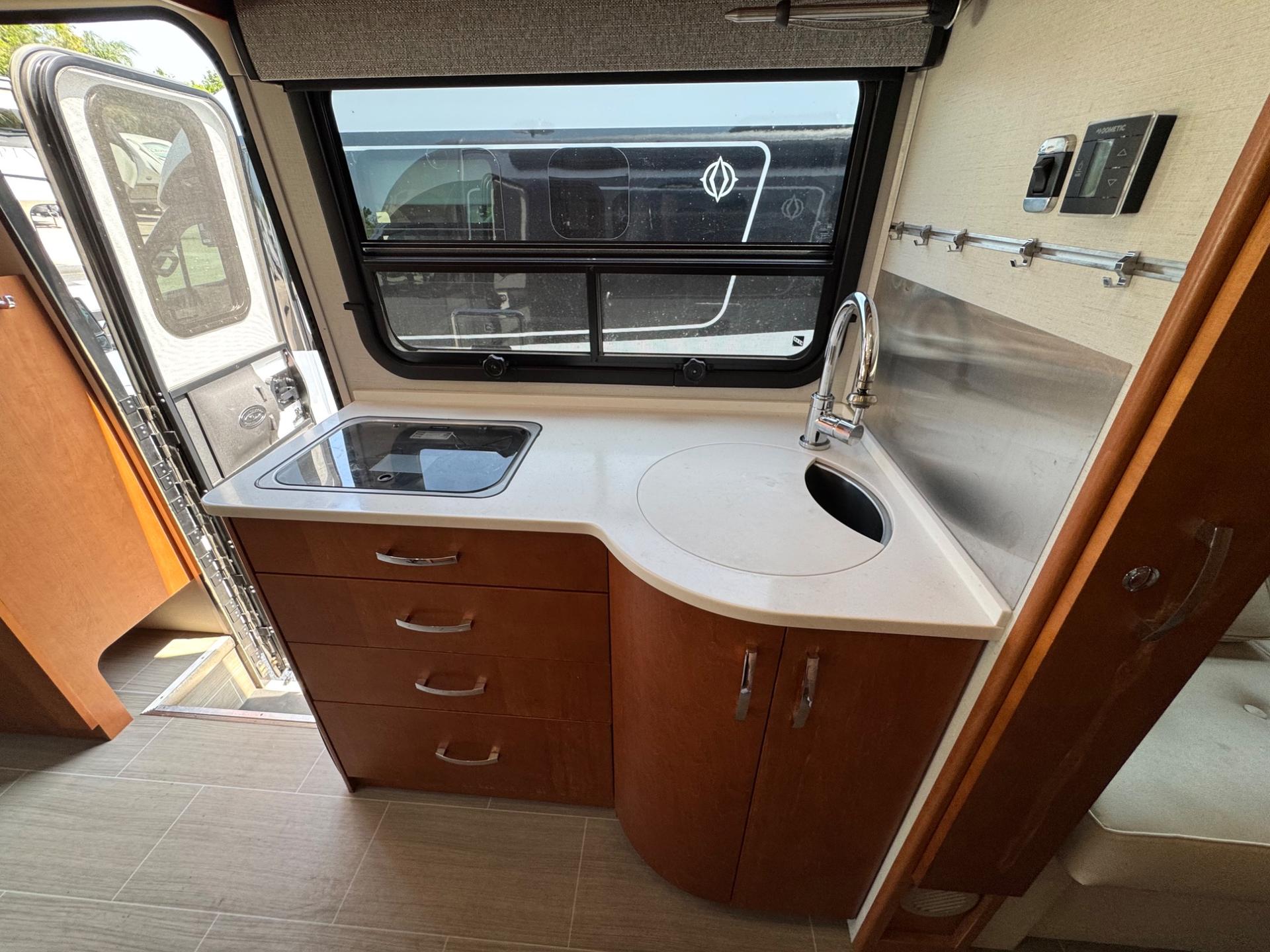 2018 Leisure Travel Vans 2018 Leisure Travel Vans Unity - thumbnail 9