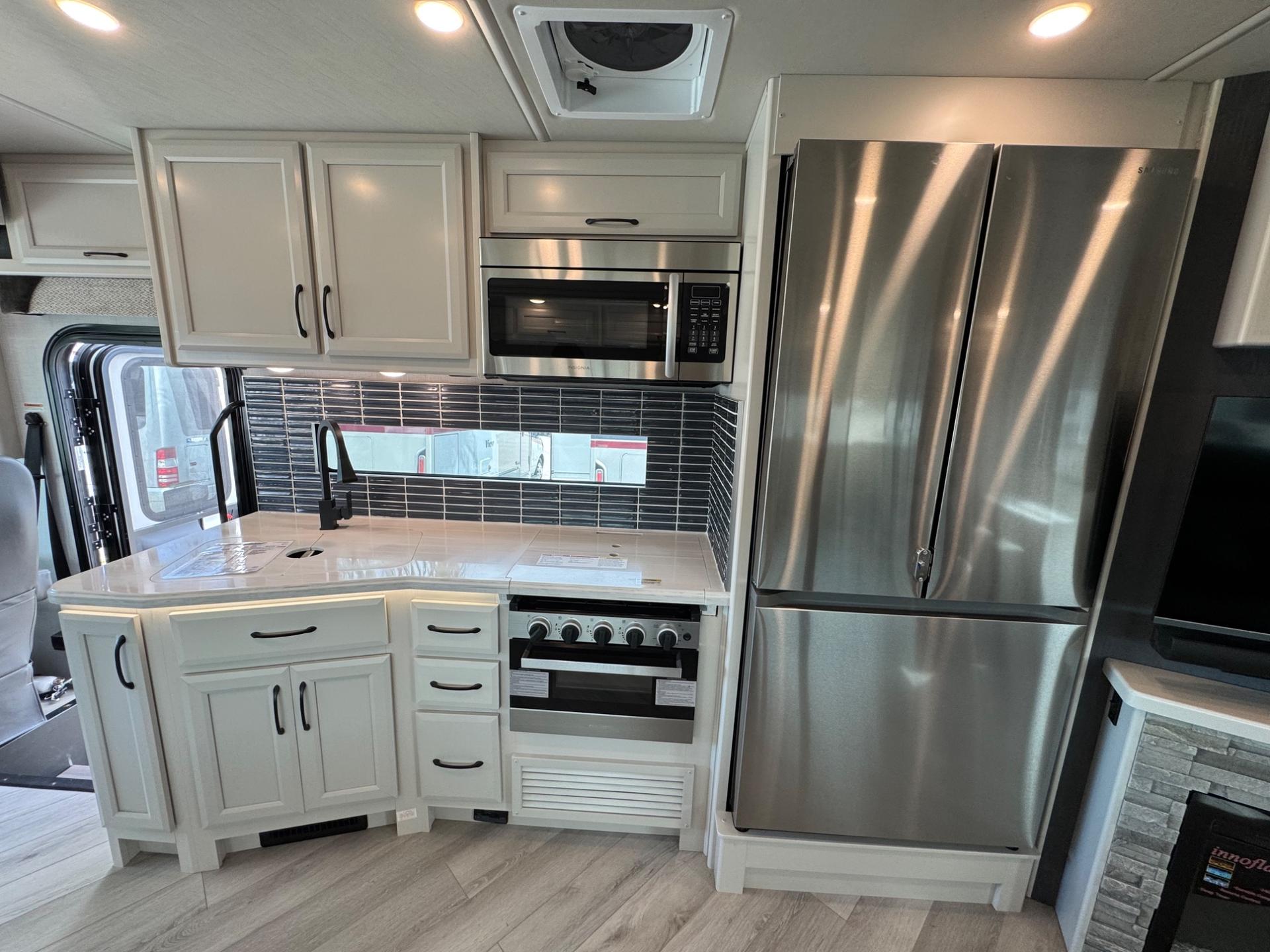 2024 Fleetwood RV 2024 Fleetwood RV Bounder - thumbnail 9