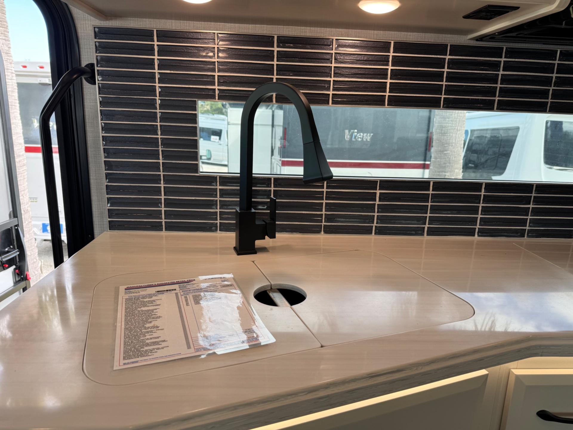 2024 Fleetwood RV 2024 Fleetwood RV Bounder - thumbnail 12