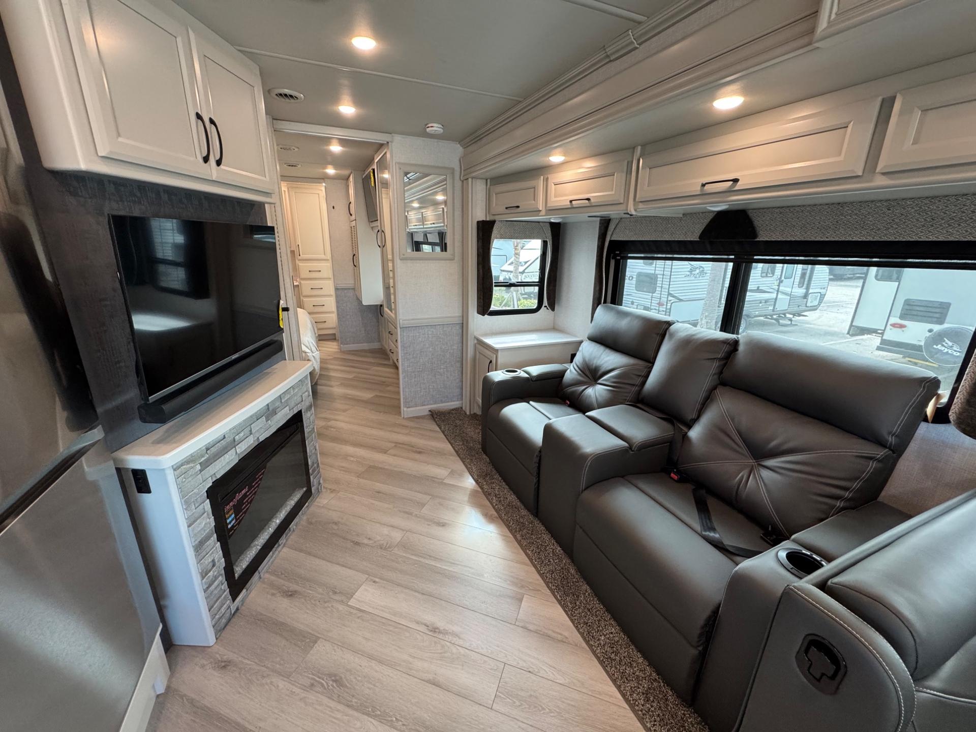 2024 Fleetwood RV 2024 Fleetwood RV Bounder - thumbnail 14