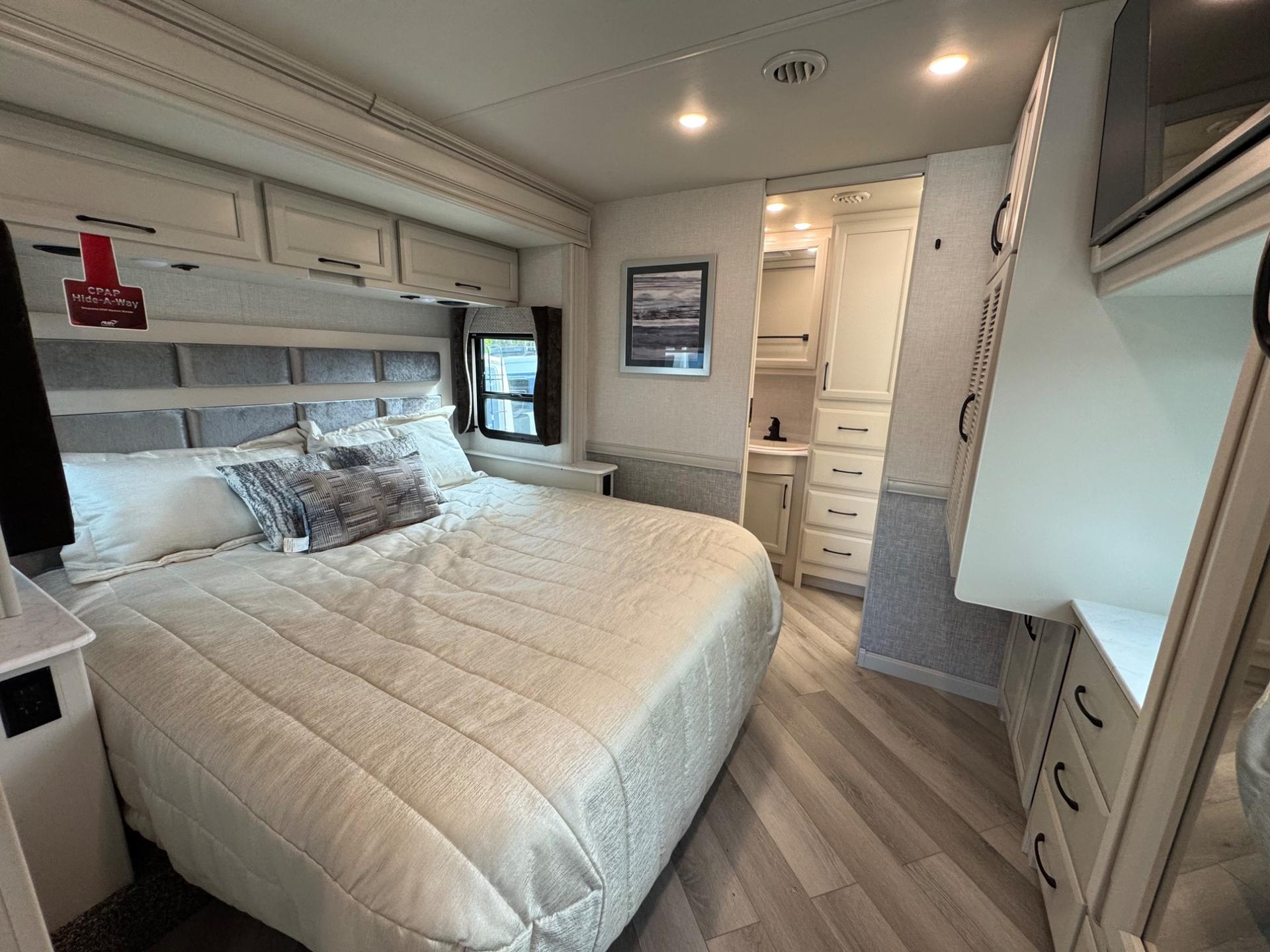 2024 Fleetwood RV 2024 Fleetwood RV Bounder - thumbnail 16