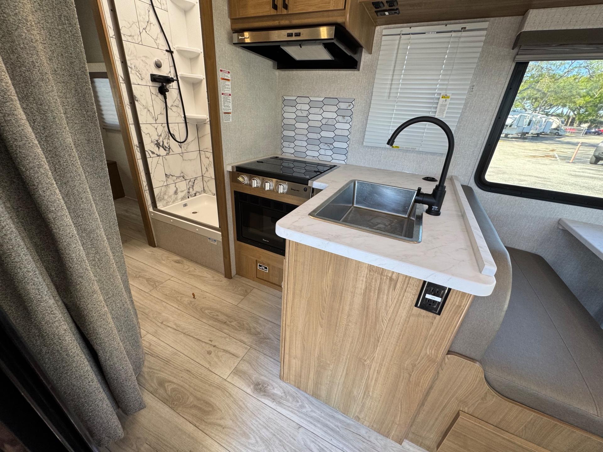 2024 Coachmen 2024 Coachmen Leprechaun - thumbnail 8