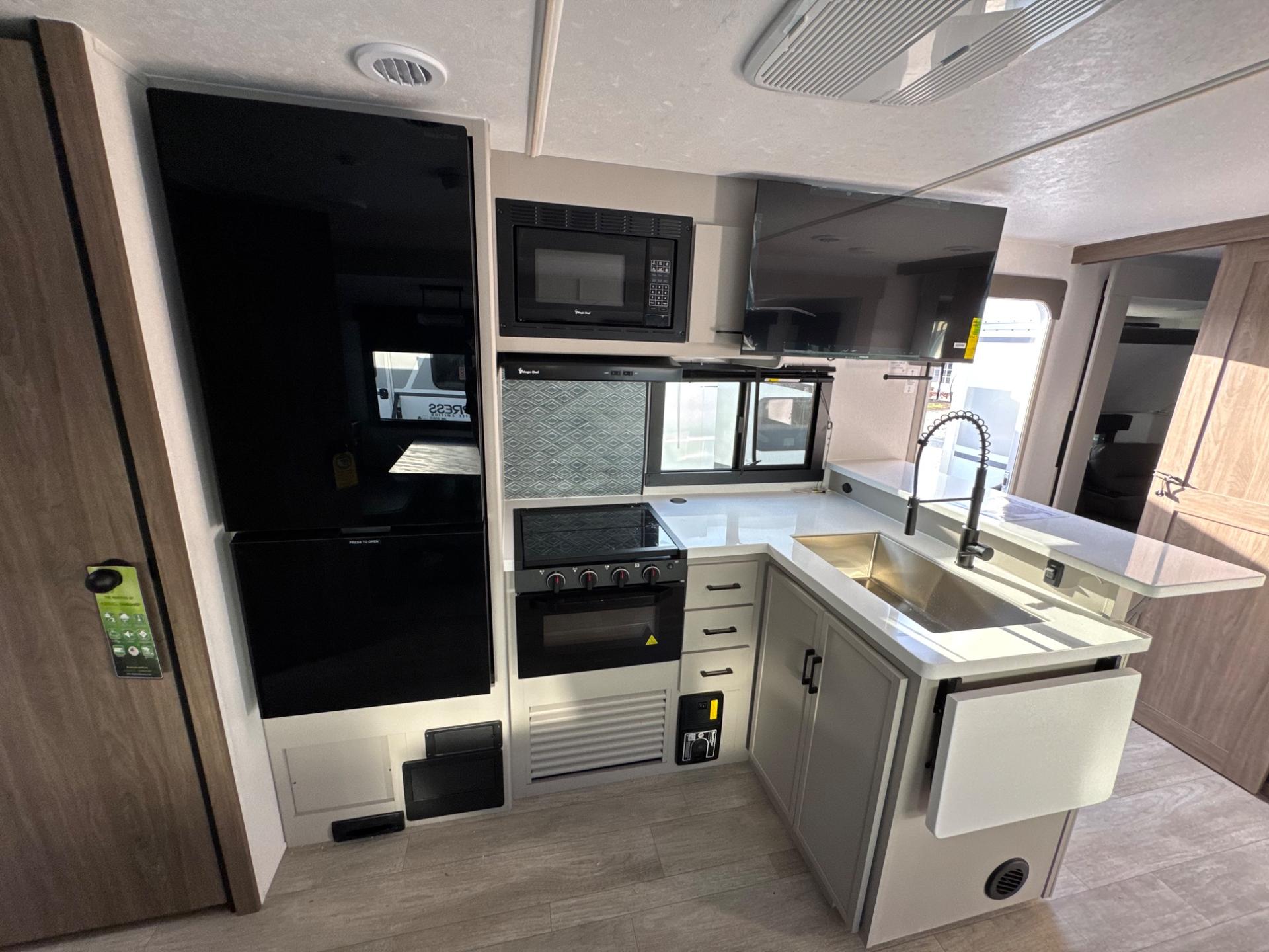 2026 Coachmen 2026 Coachmen Freedom Express Ultra Lite - thumbnail 8