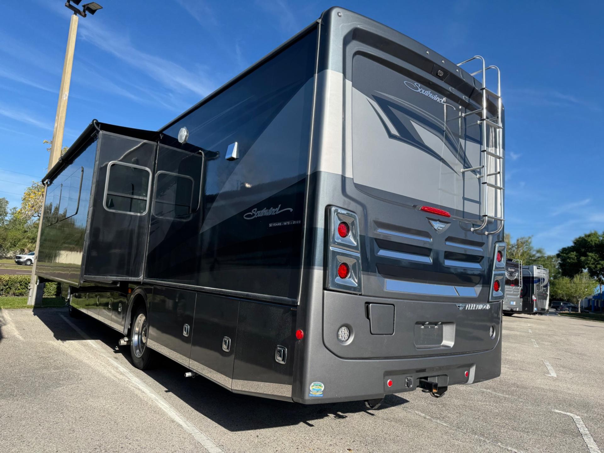 2023 FLEETWOOD RV 2023 FLEETWOOD RV SOUTHWIND - thumbnail 3