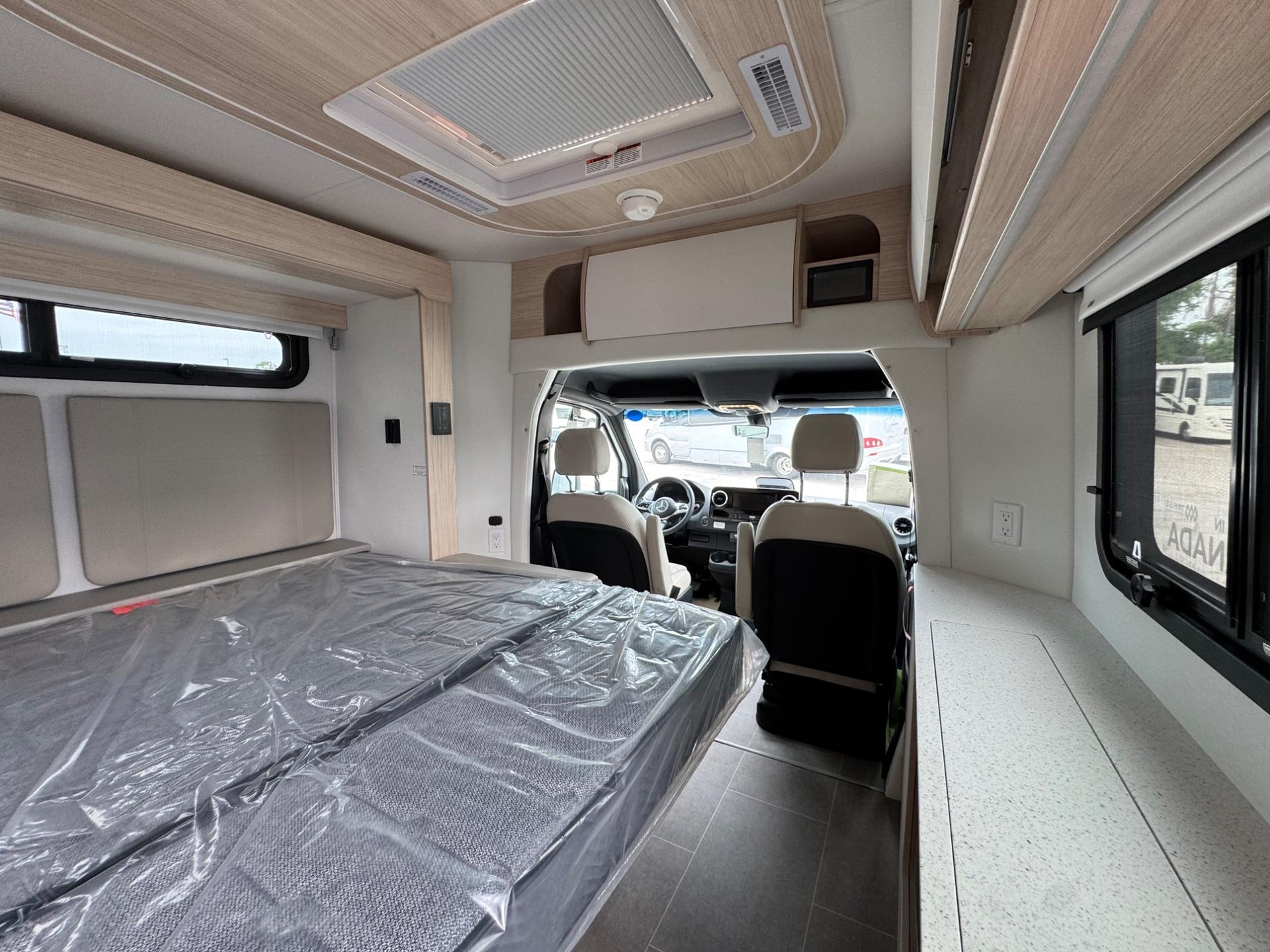 2026 LEISURE TRAVEL VANS 2026 LEISURE TRAVEL VANS UNITY - thumbnail 17